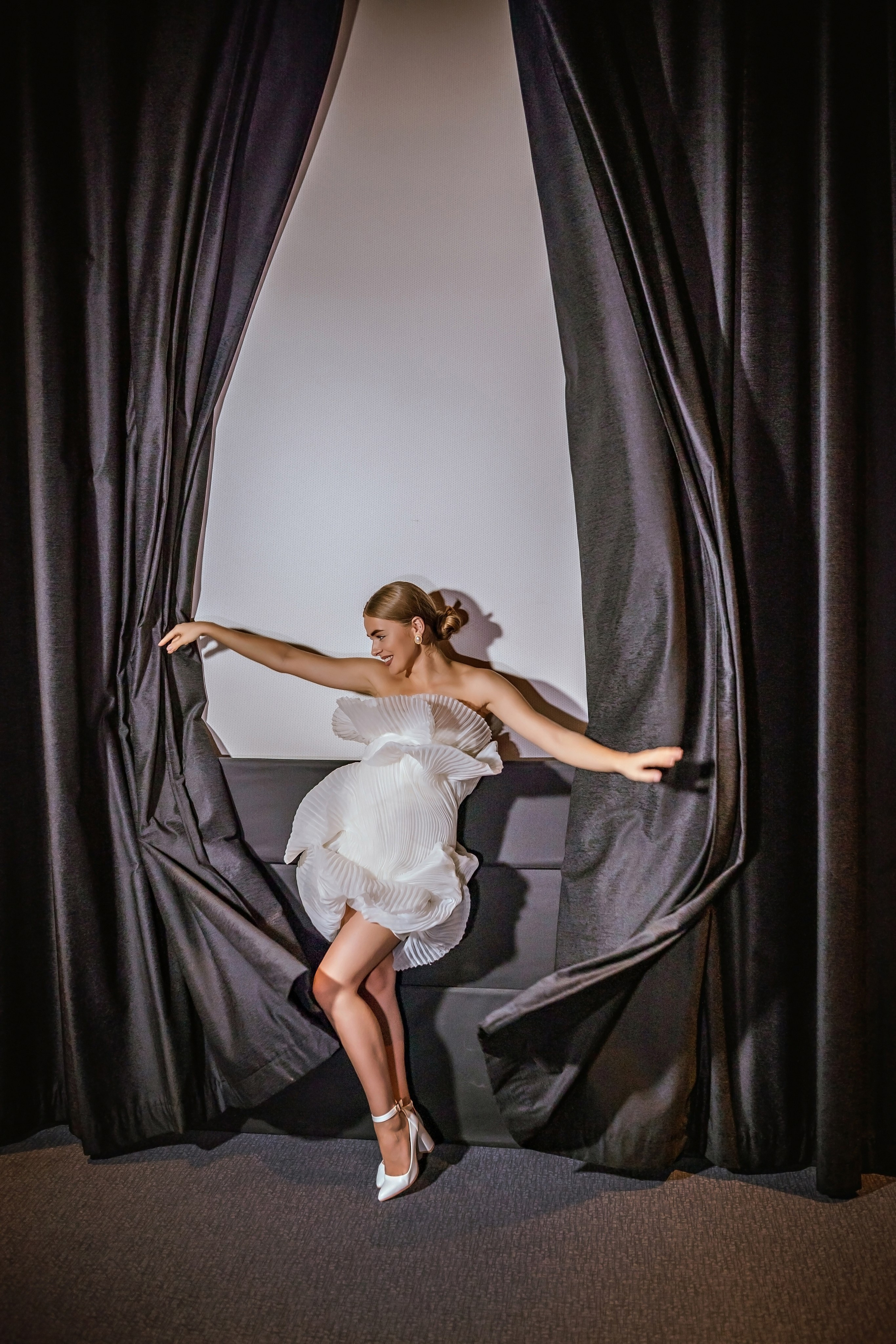 Свадебная фотосессия в кинотеатре. Фотограф и видеограф Москва. Свадебный фотограф, видеограф. Выпускные альбомы. Оживающие альбомы