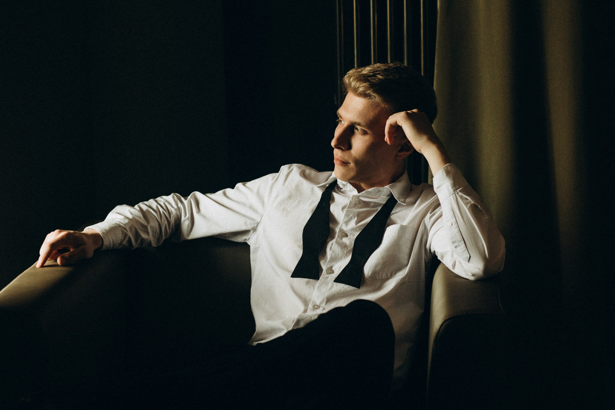 Любовь в индустриальном свете: свадебная фотосессия в стильном интерьере. Семейный и свадебный фотограф Ростове-на-Дону