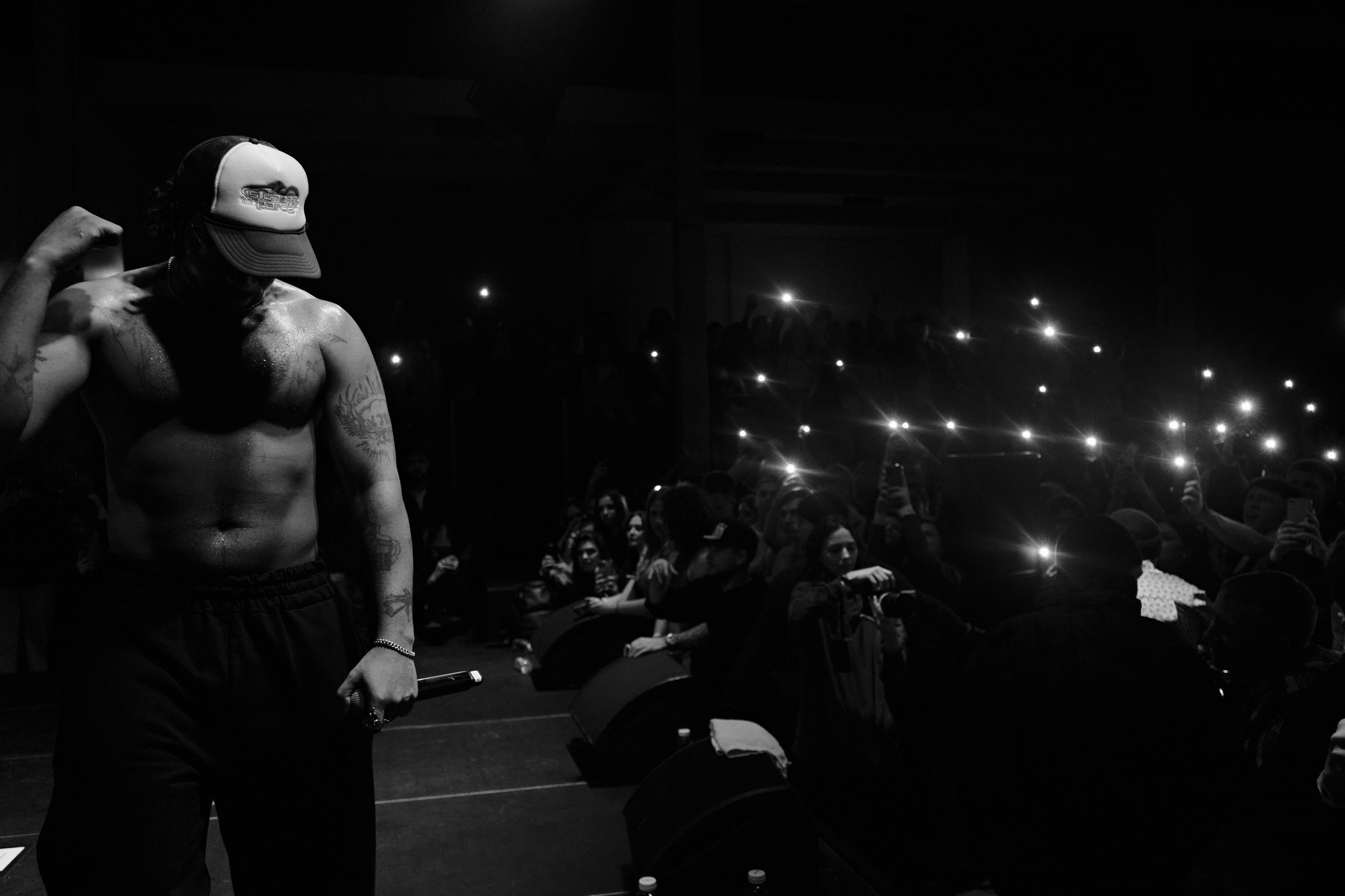 Azizi Gibson. NOIZOMAX Художественный фотограф в Дубай