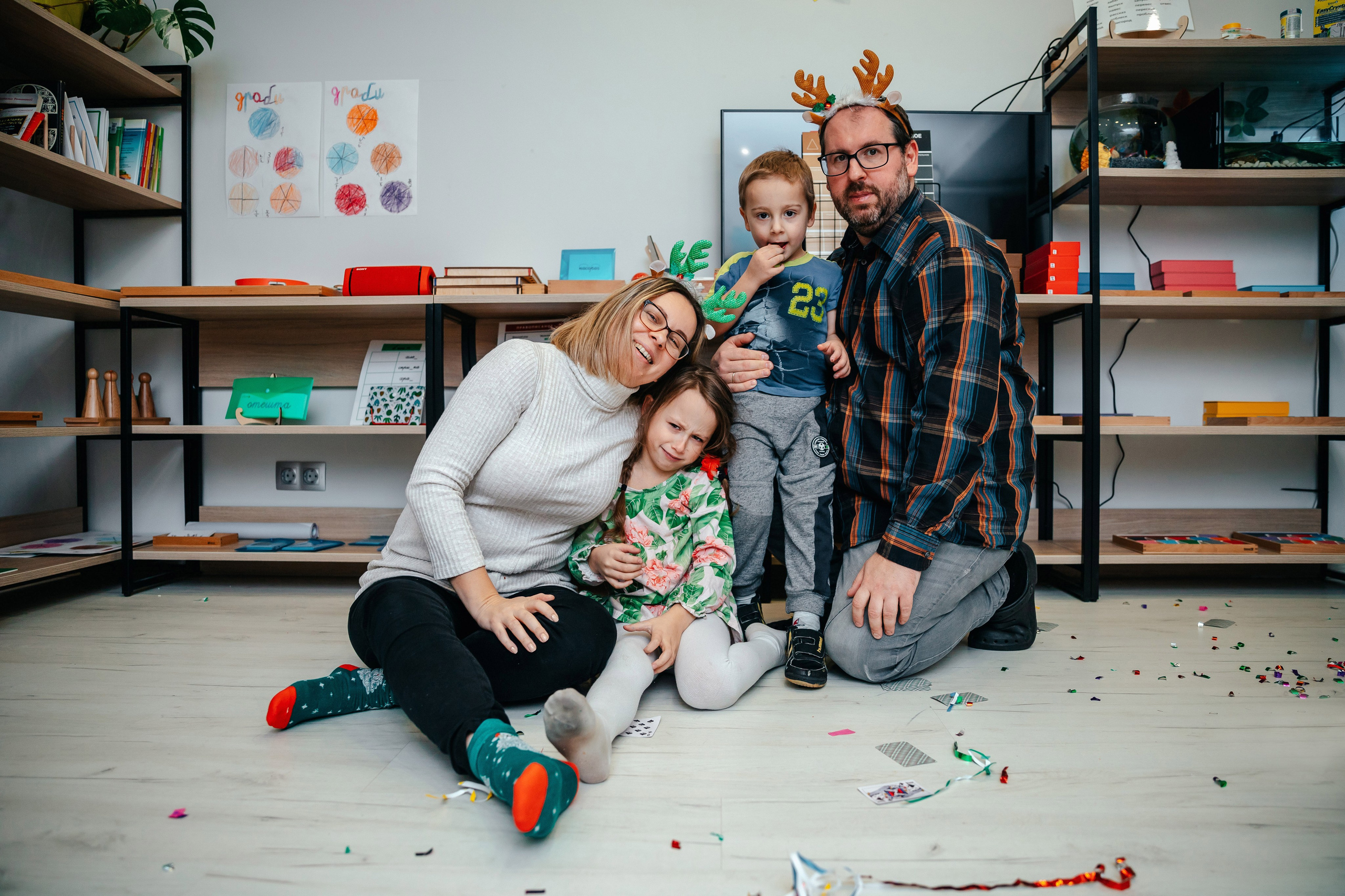 Новогодний утренник в Монтессори-школе. Семейный lifestyle фотограф в Санкт-Петербурге Людмила Пахомова