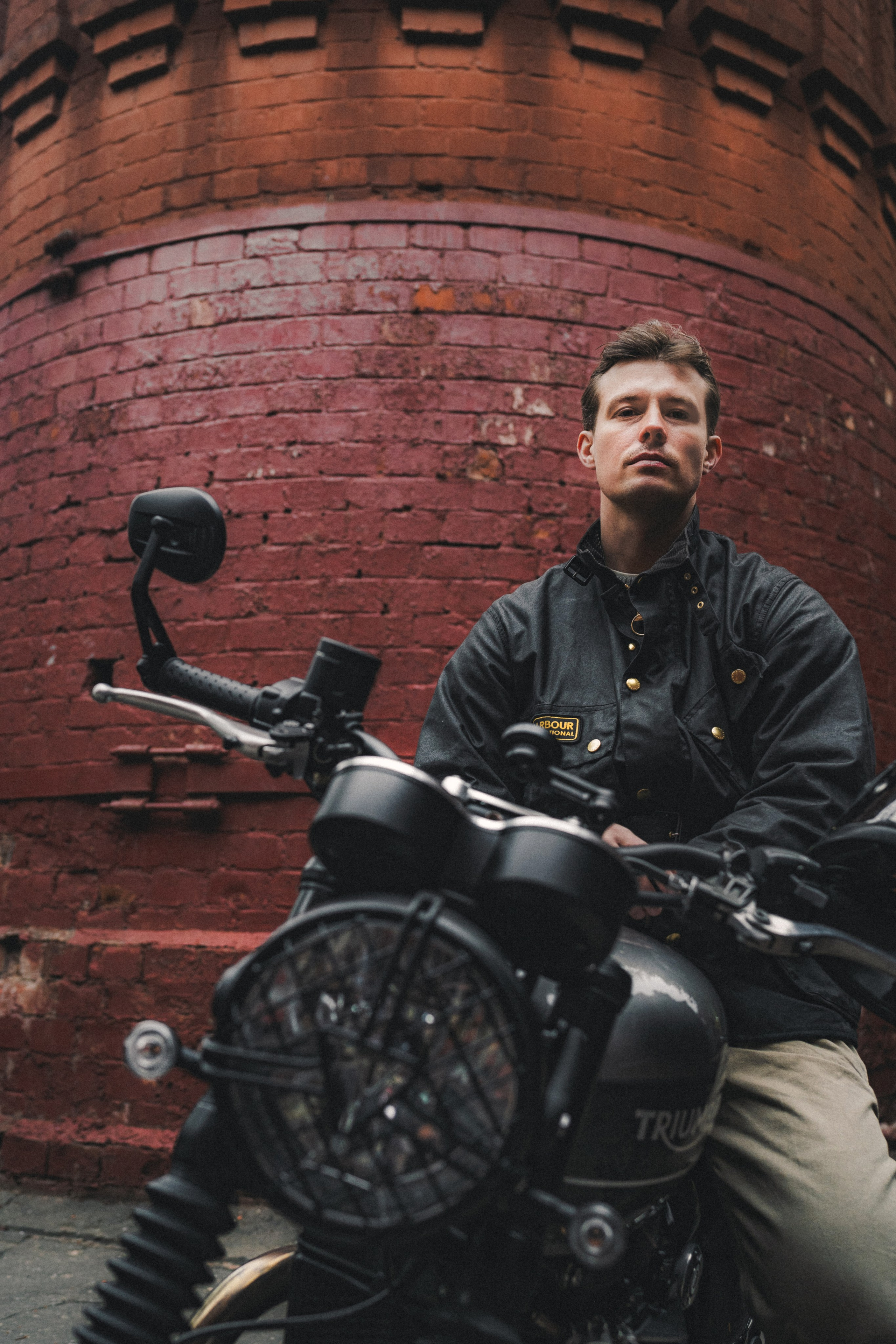 Triumph Speed Twin 1200 x Serge. Фотограф Илья К. в Москве