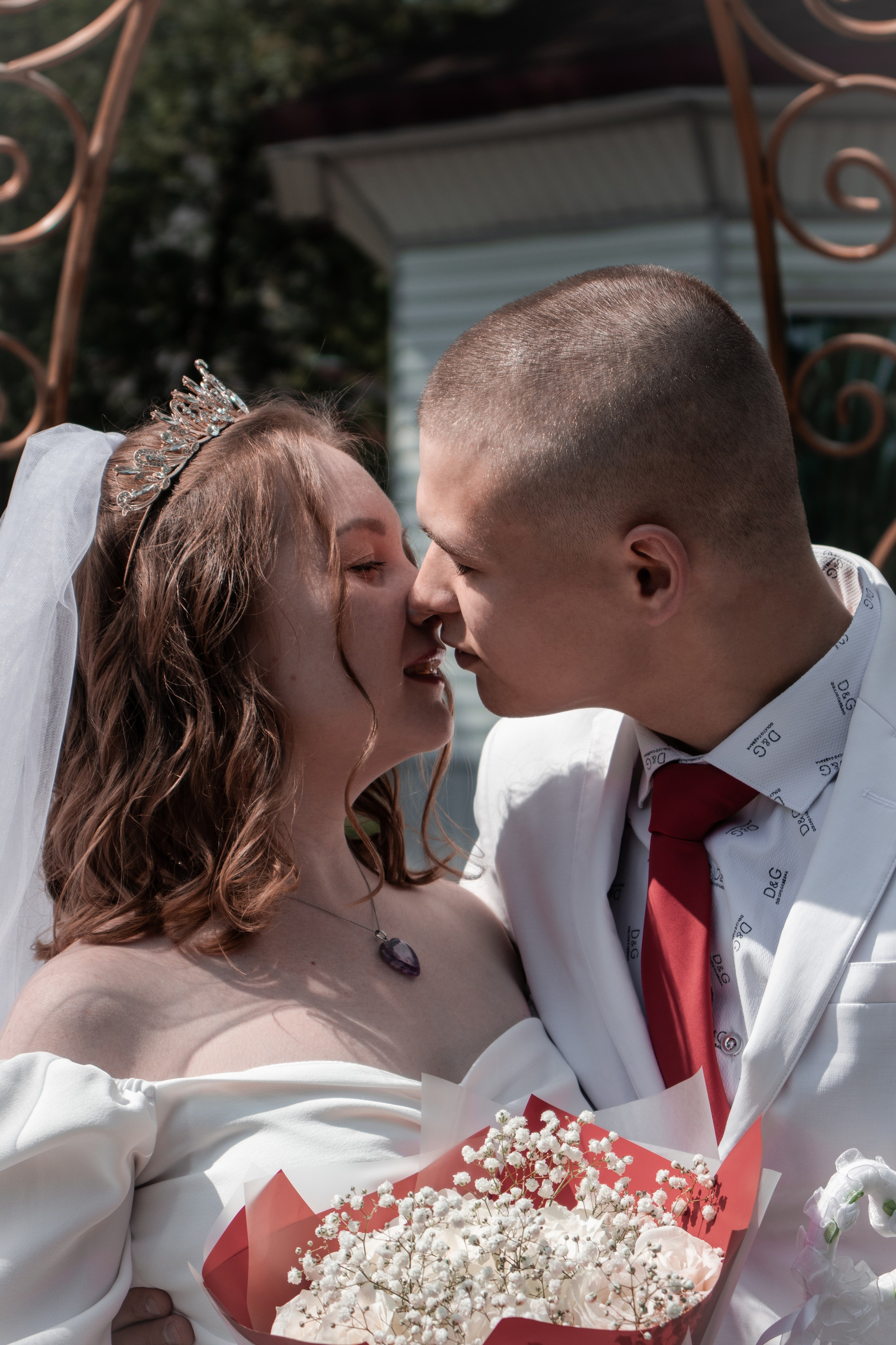 Свадебная фотосессия жениха и невесты возле ЗАГСа Северска и Томска