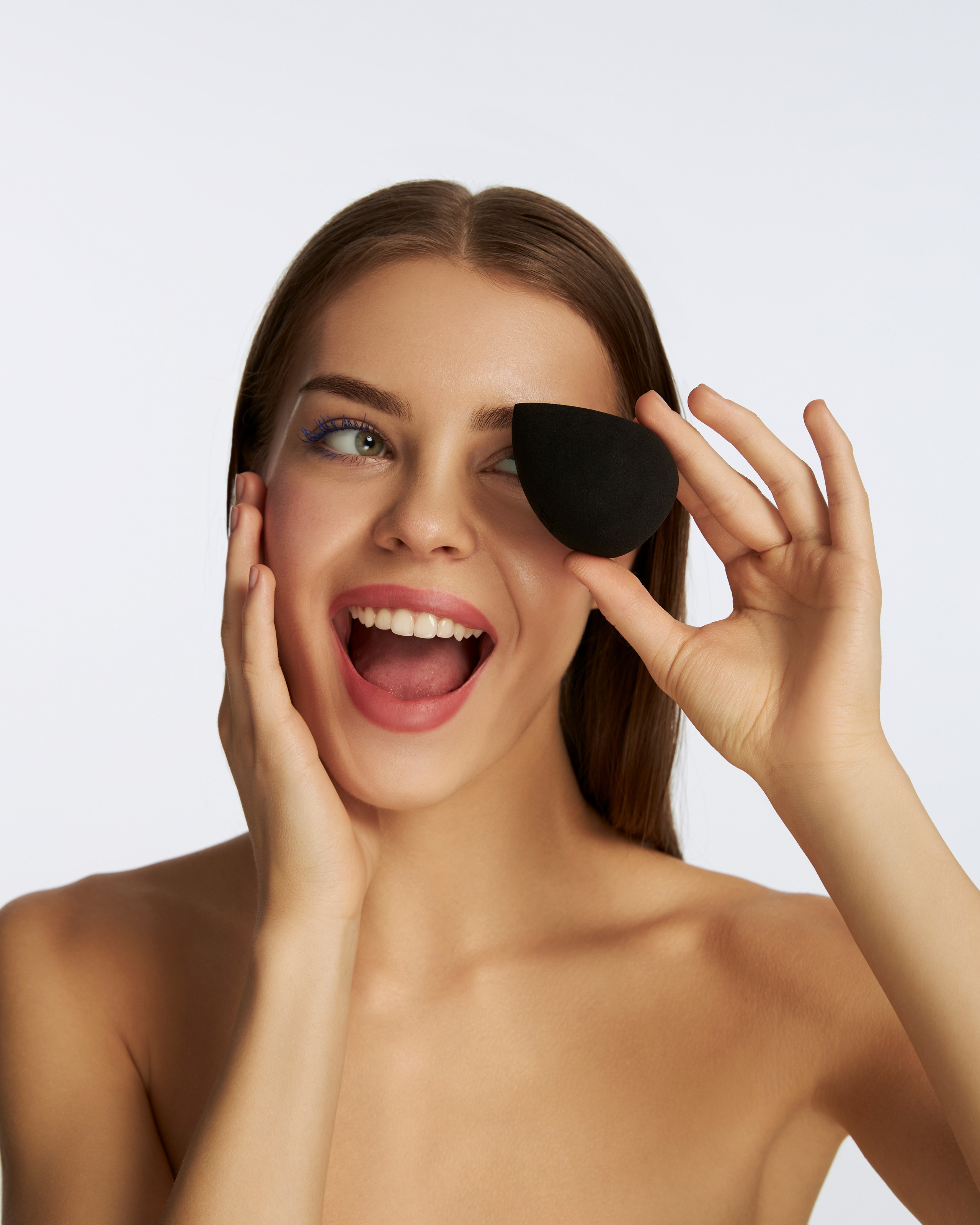 На фотографии вы видите незаменимый инструмент – мягкий спонж для макияжа. Его текстура и форма позволяют создать идеальное покрытие и ровный тон кожи, что делает его неотъемлемым элементом каждой бьюти фотосессии.