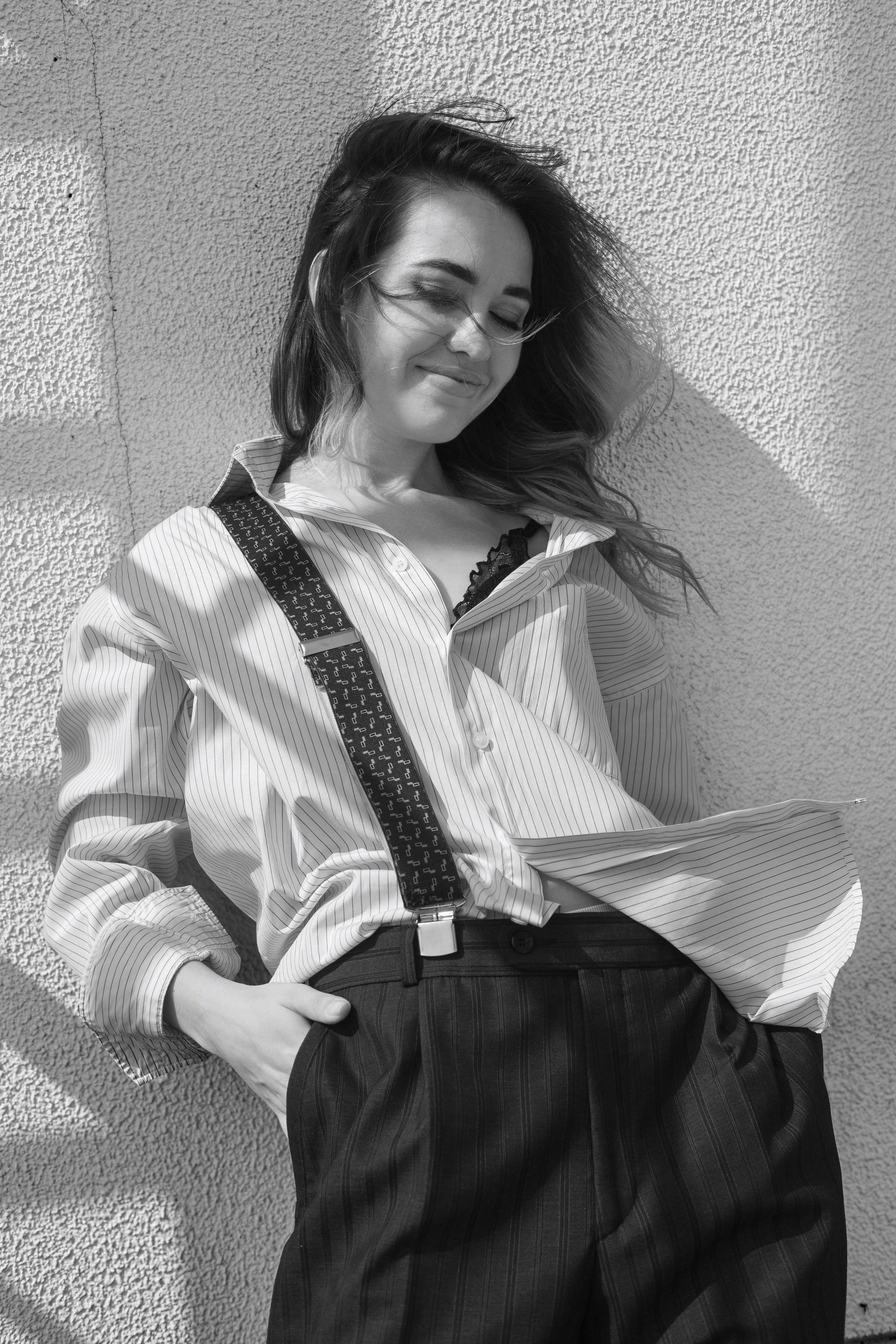 Монохромная фотография девушки в мужском костюме застилает взгляд зрителя элегантностью и изяществом. Одновременно сдержанная и провокационная, девушка в этой фотографии иллюстрирует вечную борьбу противоположностей, создавая потрясающе харизматичный образ. Екатеринбург фотосессии  Автор фотограф: Додров. Ph: dodrov.