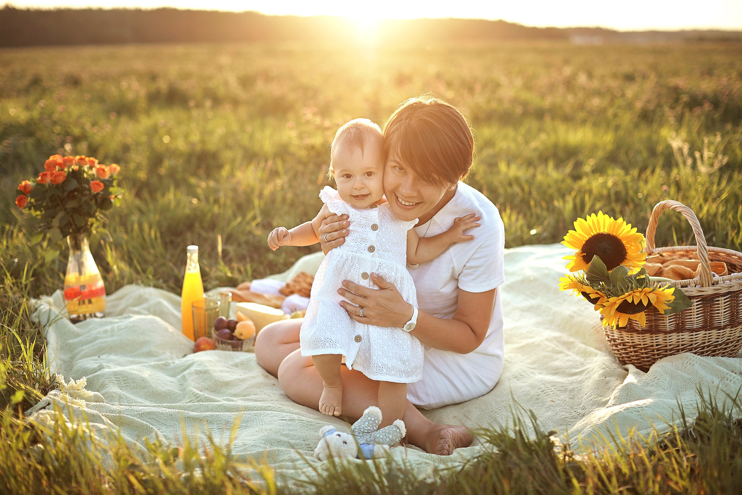 Мама с дочкой в поле на закате. Фотограф Ольга Ефремова