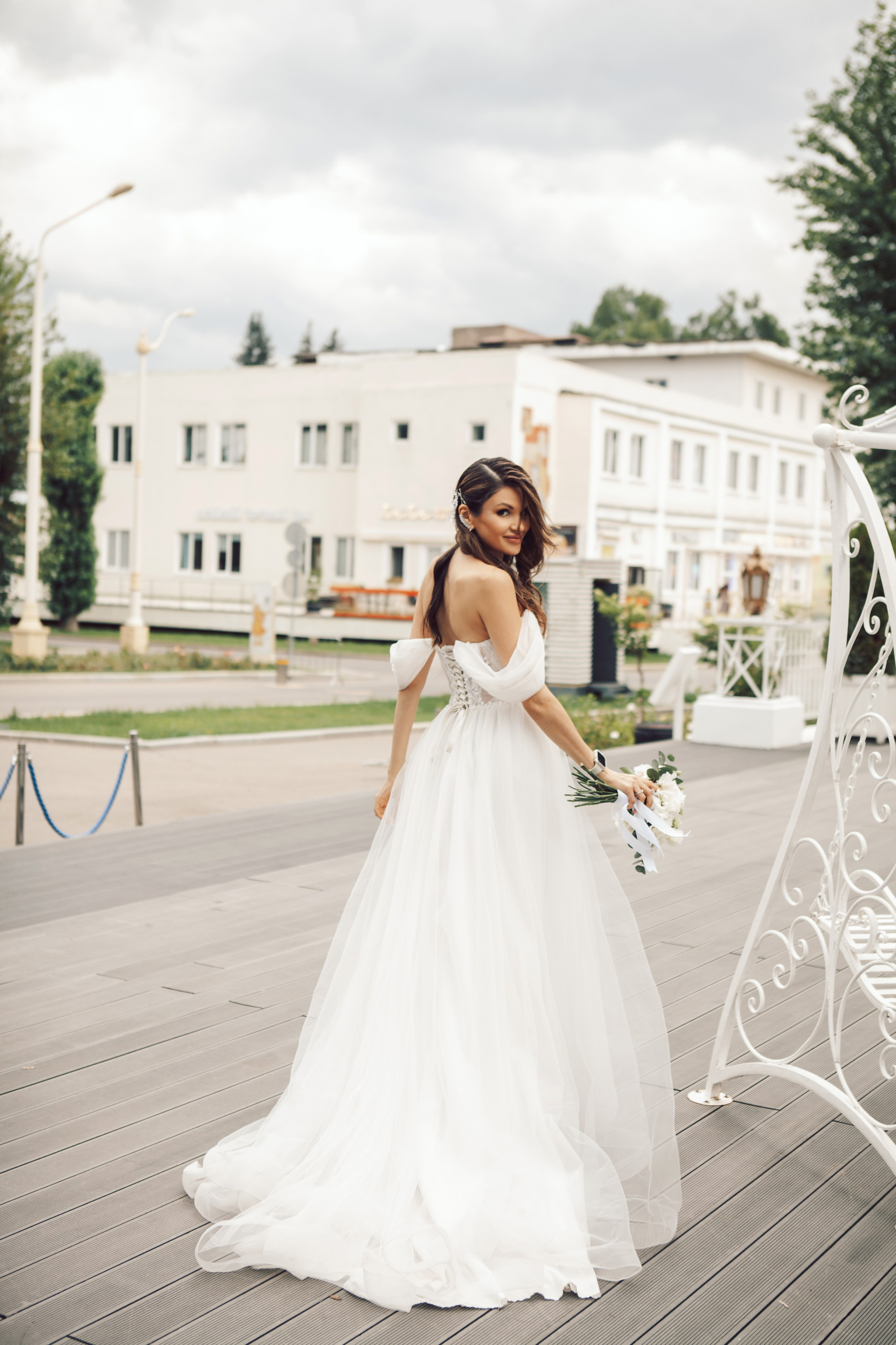 современное платье с длинным шлейфом у невесты 