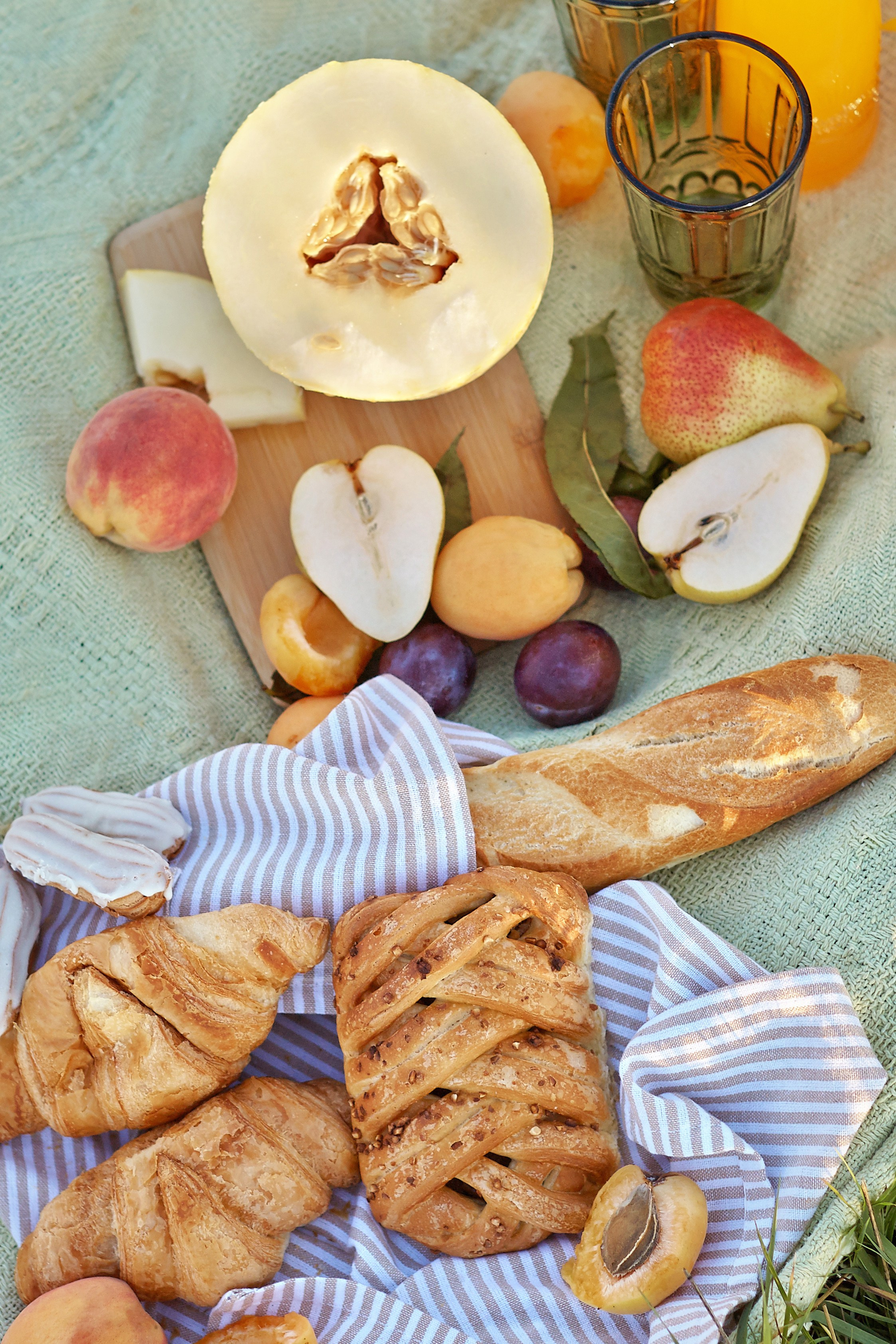 красивый летний натюрморт с выпечкой, грушами, сливами и абрикосами