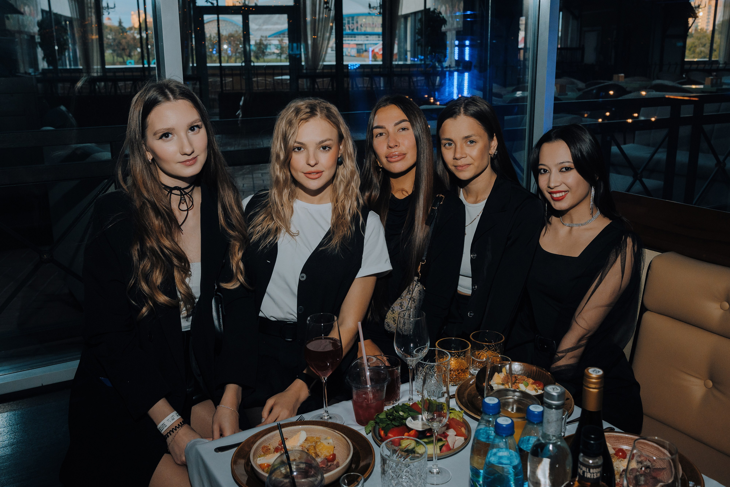 20 ЛЕТ МЕГАПОЛИС ЧЕЛЯБИНСК ХЕДЛАЙНЕР ЕЛКА. Репортажный фотограф Зуев Роман г. Челябинск