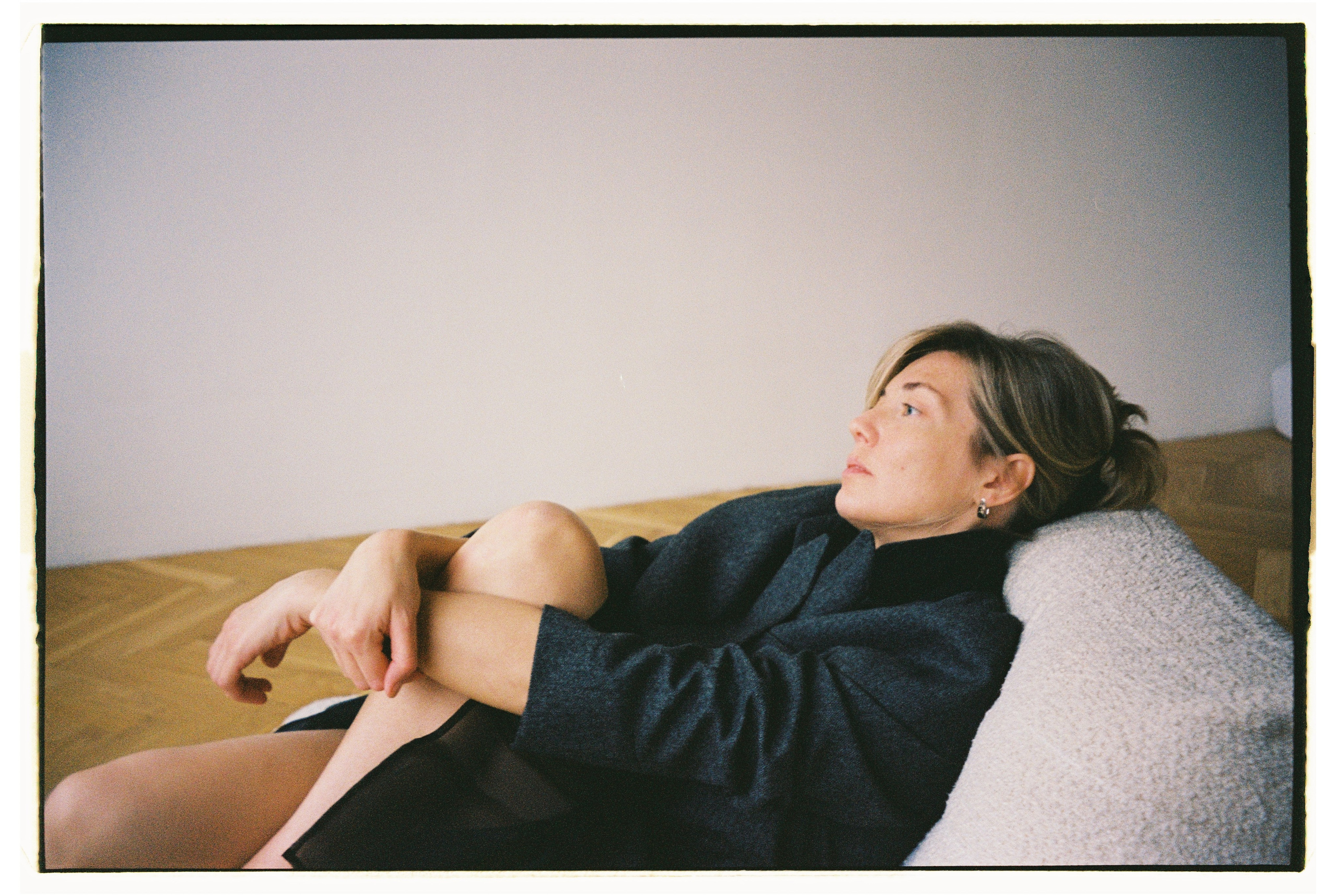 Портретная фотосъемка на пленку Мария лежа поза портрет естественный свет фотограф Ксения Давыдова Санкт-Петербург