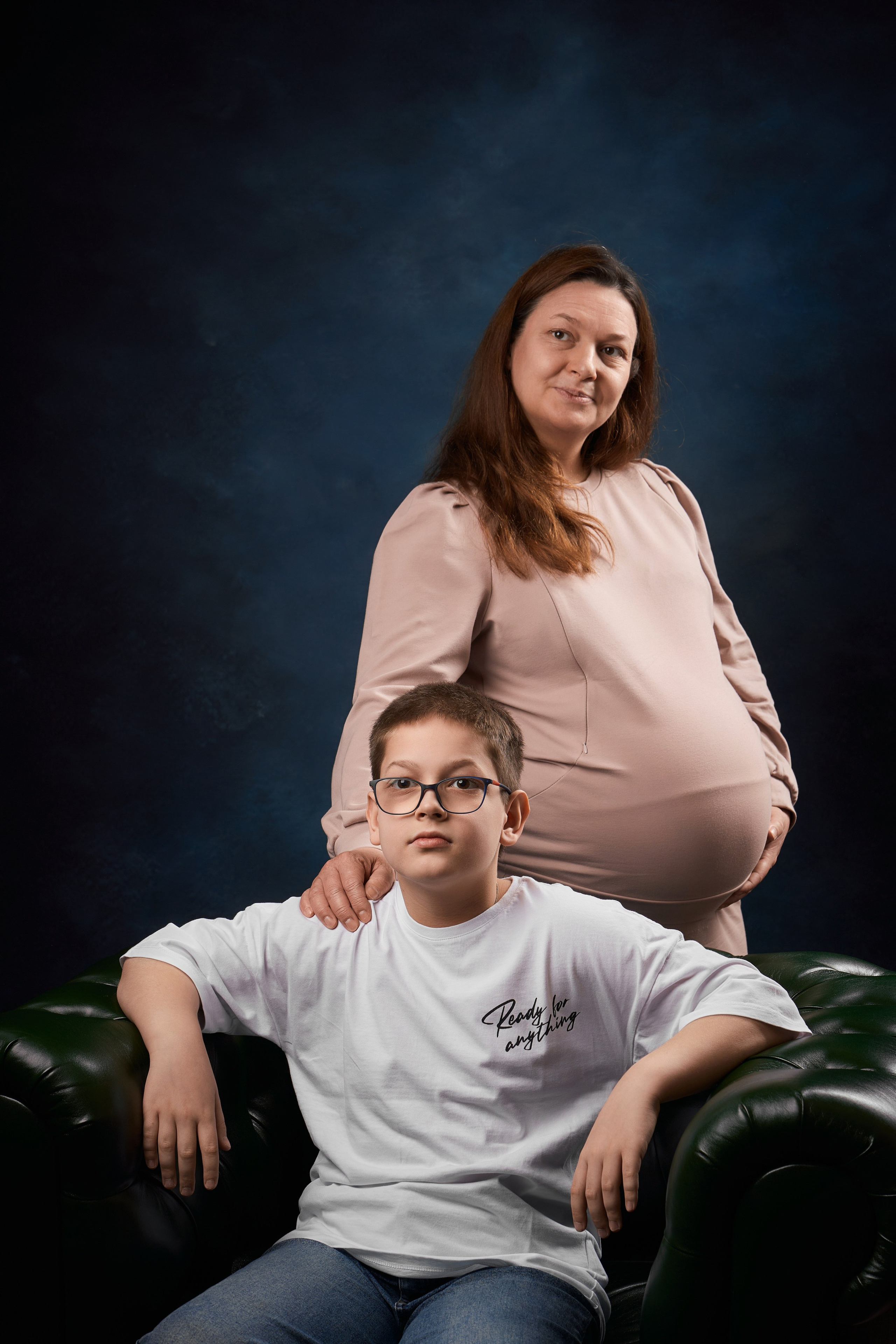 беременная мама с сыном фотографируются 