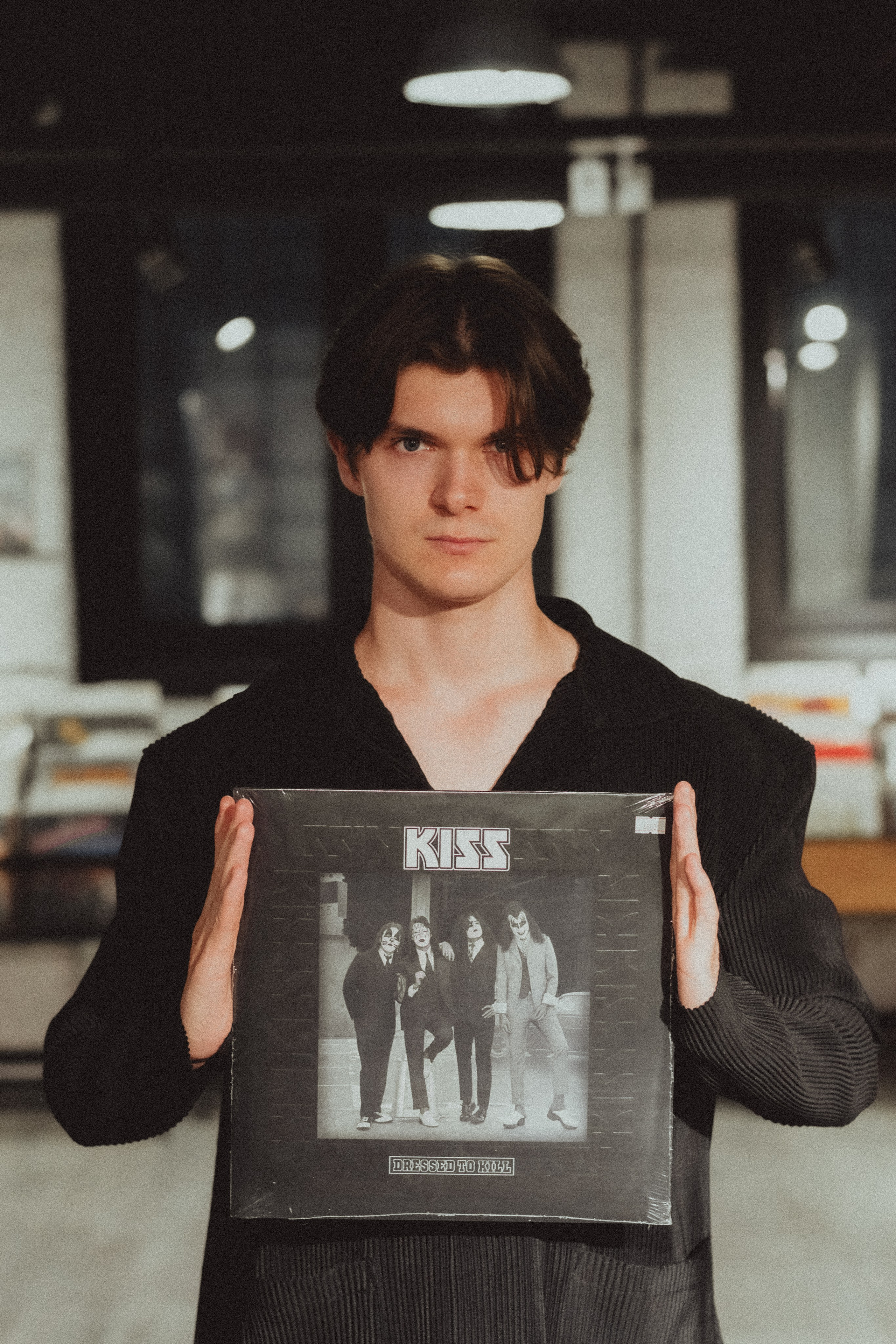 Парная ретро фотосессия в магазине с виниловыми пластинками