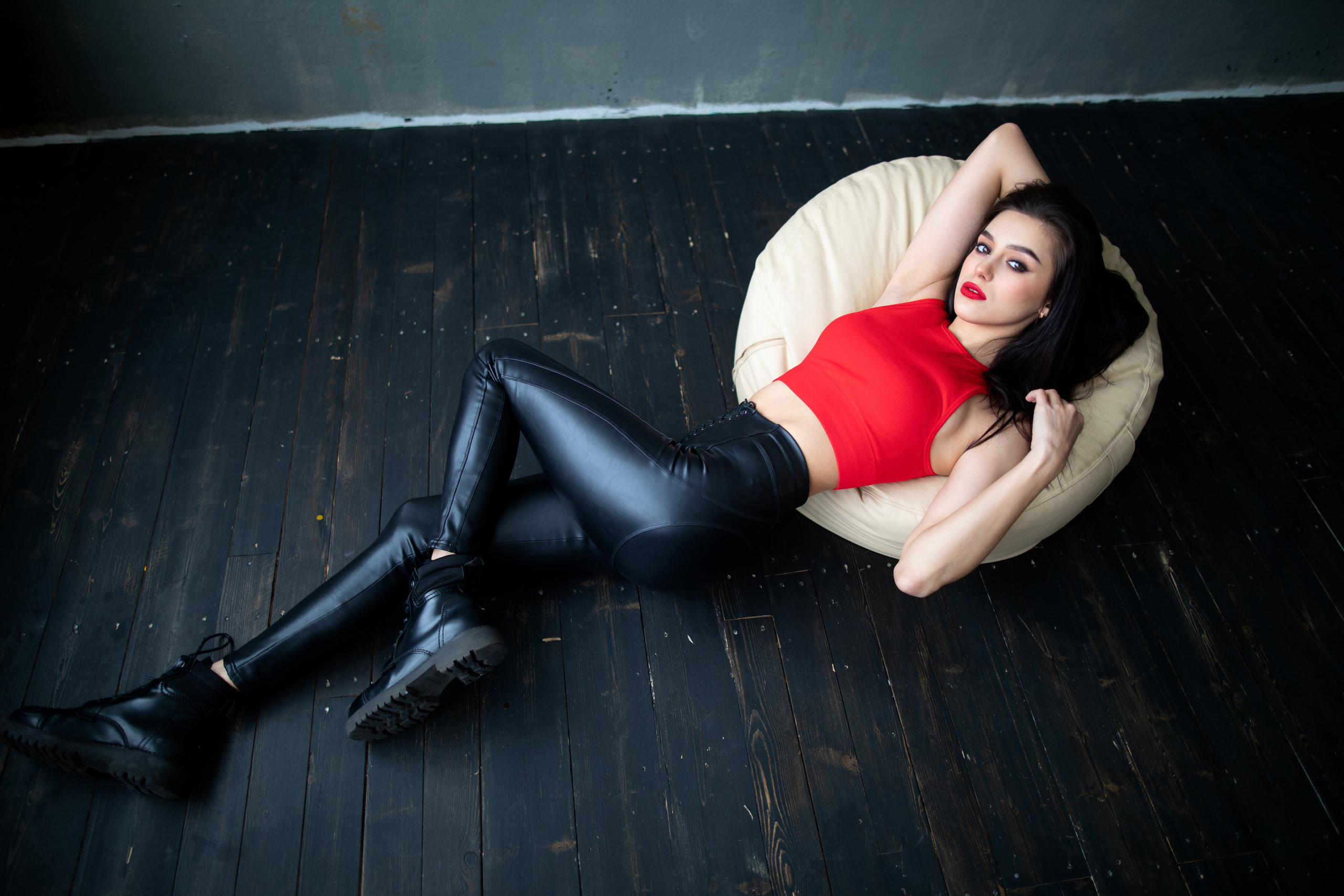 Фотосет с Марианной в студии с минимальным интерьером в формате для «себя»