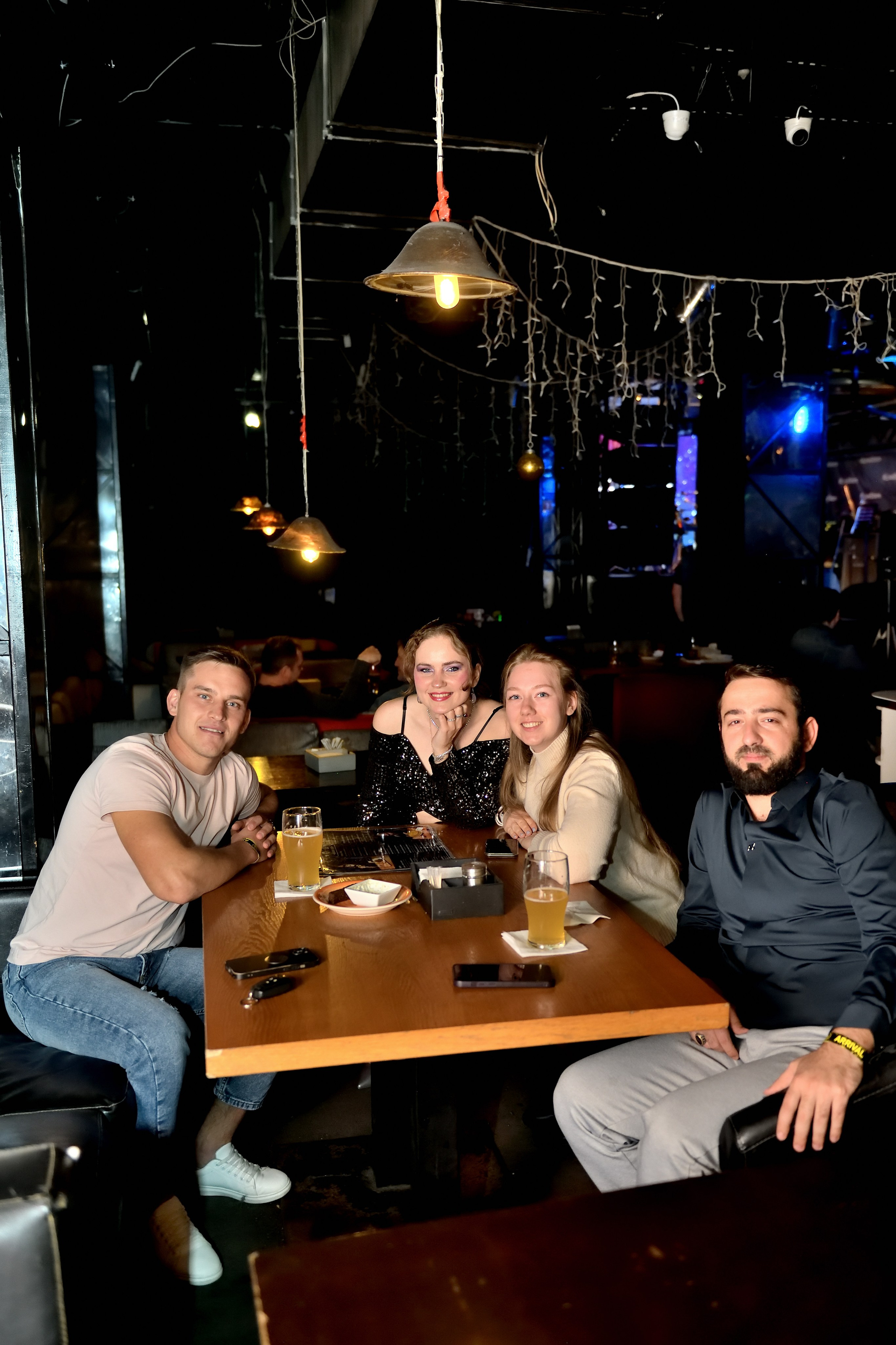 "Солистка группы фотографирует со своими поклонниками на концерте".