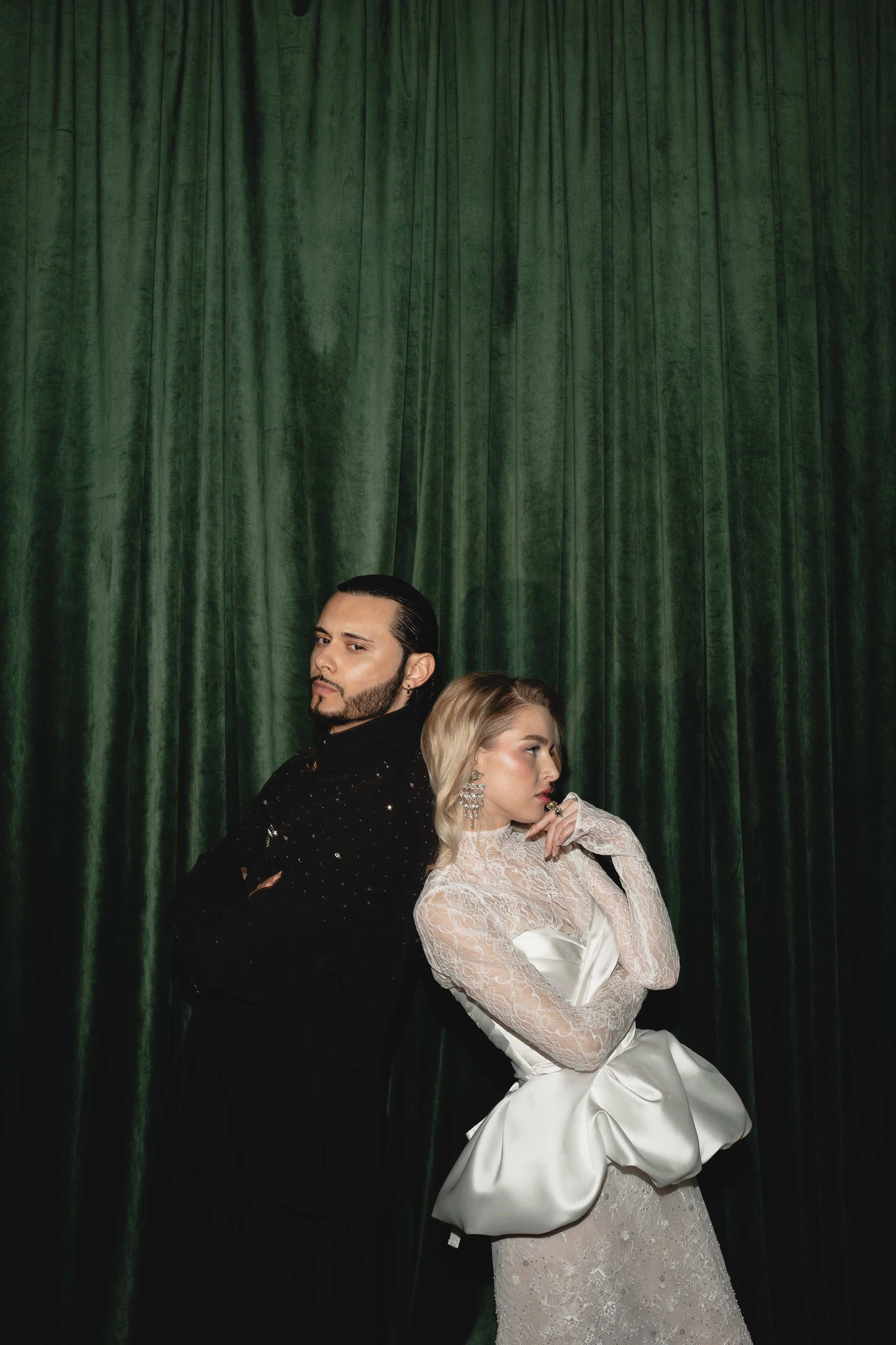 Счастливая пара позирует на свадебной фотосессии на фоне зеленой ткани в театре ,фэшн съемка ,топ 100 — свадебный фотограф Алена Межевова