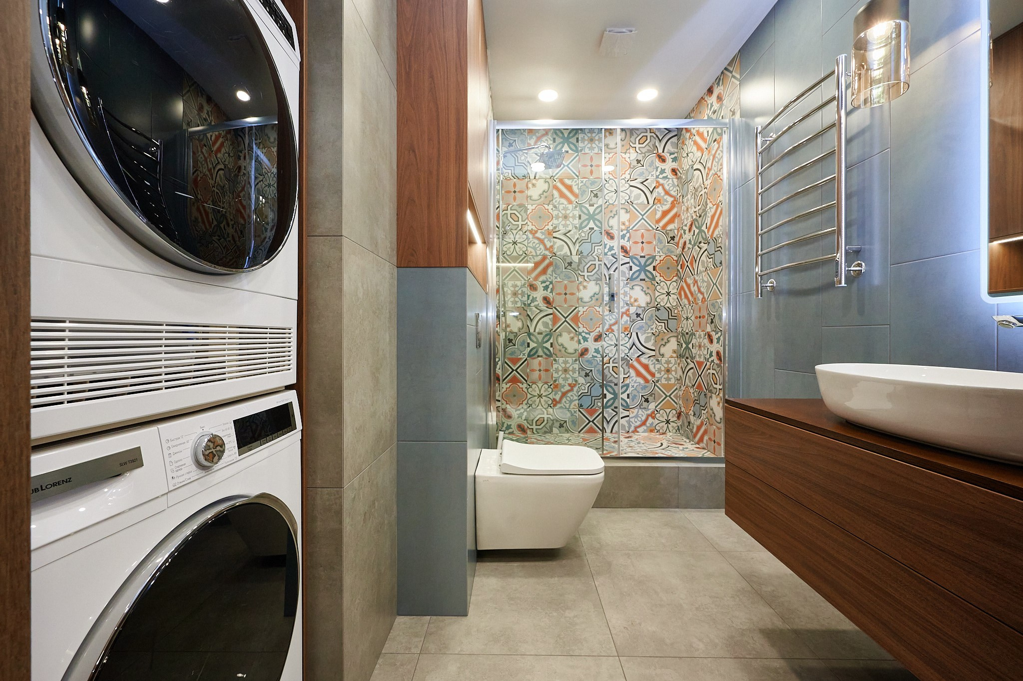 ванная комната с деревянной тумбой и зеркалом с подсветкой