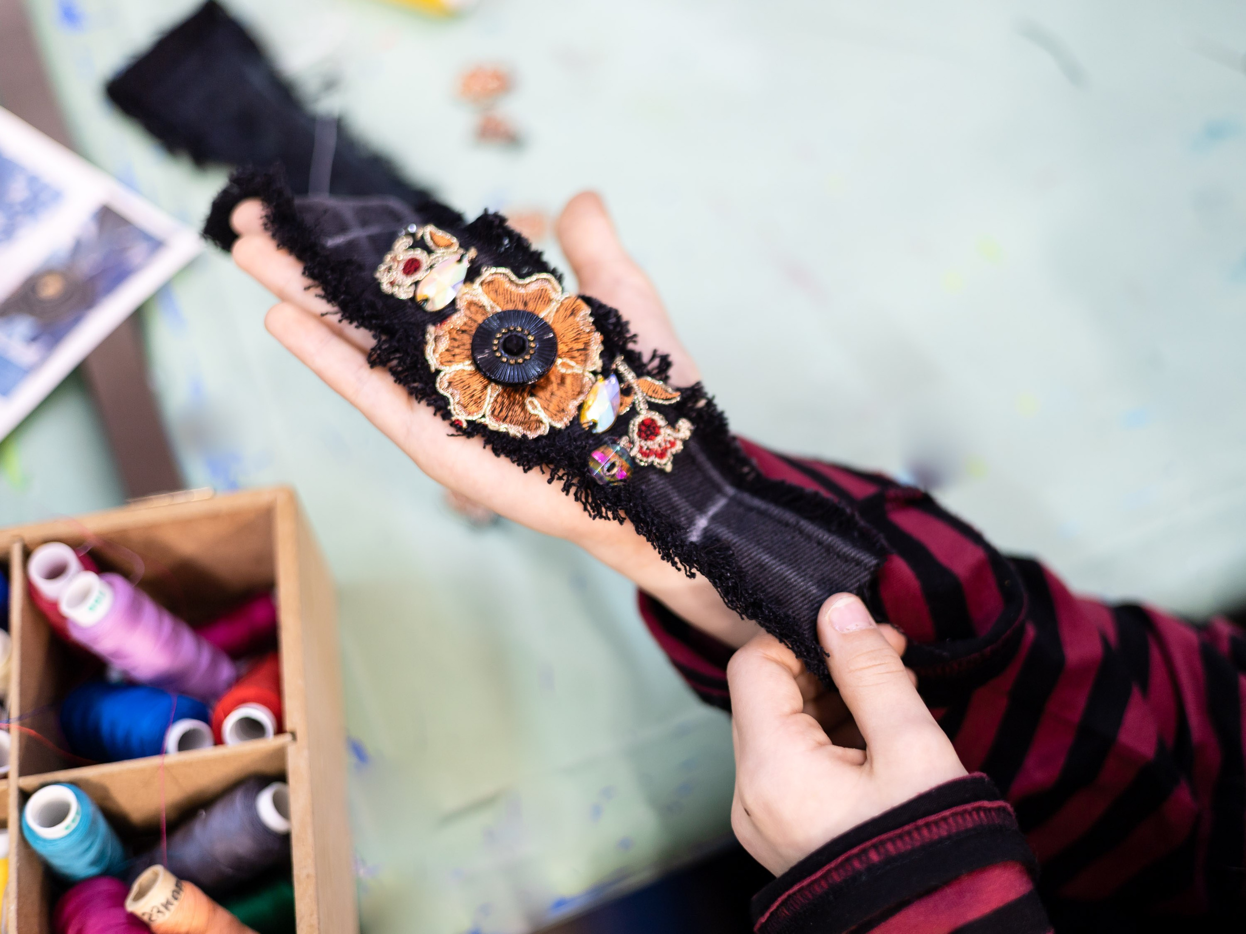 Браслеты из джинсы — мастер-класс по шитью для девочек. Владивосток. Школа для девочек во Владивостоке — Само Совершенство