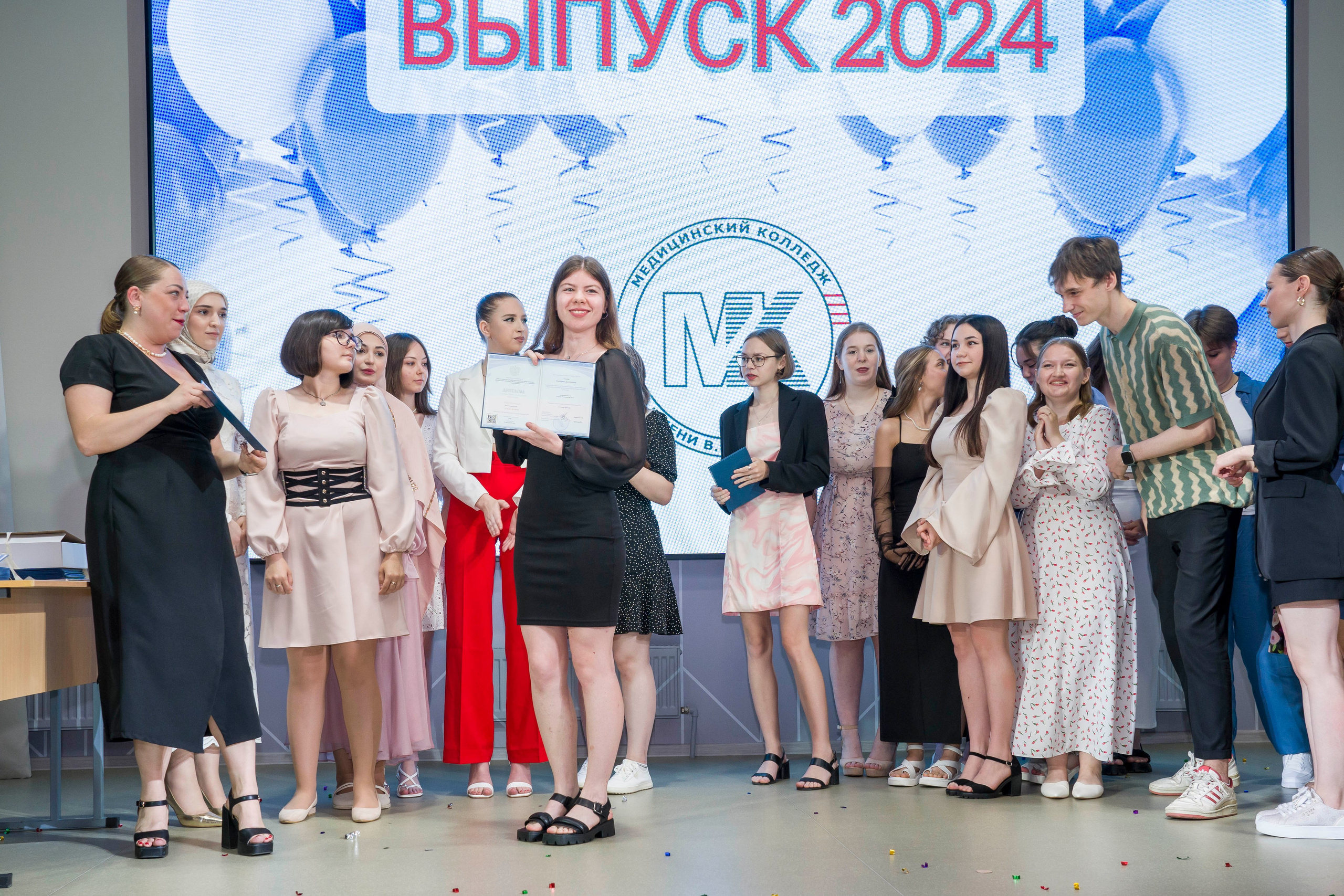 Выпускной в медколледже. Фотограф в Санкт-Петербурге. Репортажная и все съёмки для бизнеса