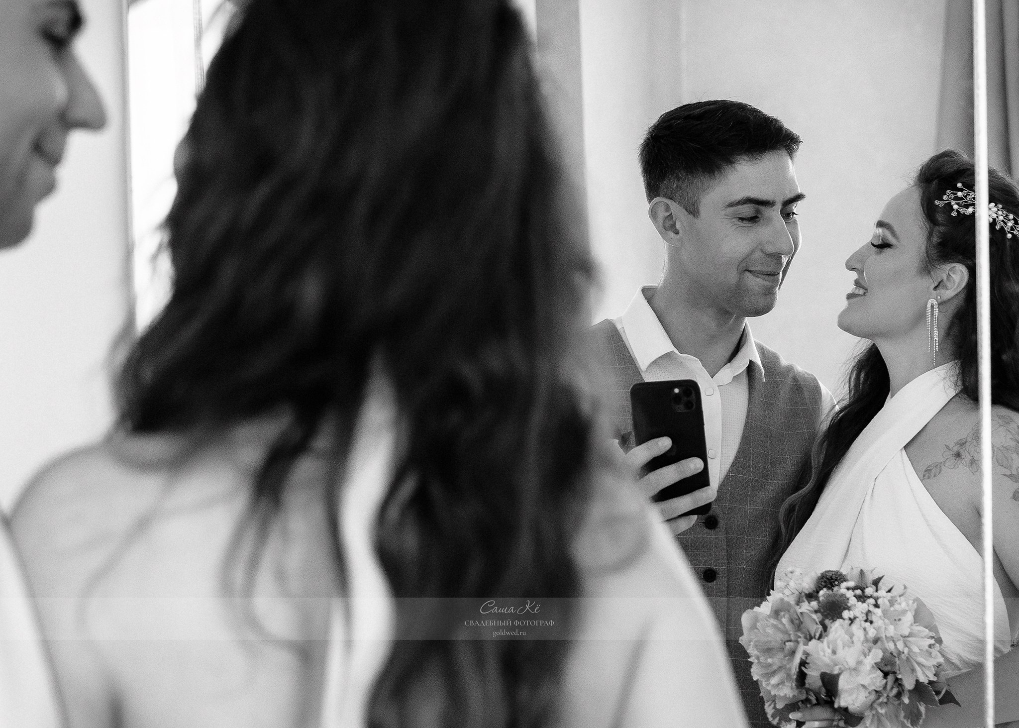 Свадебная фотосессия в Нарымском сквере Новосибирска. Свадебный и семейный, event фотограф, фоторепортаж в Новосибирске — Саша Кё