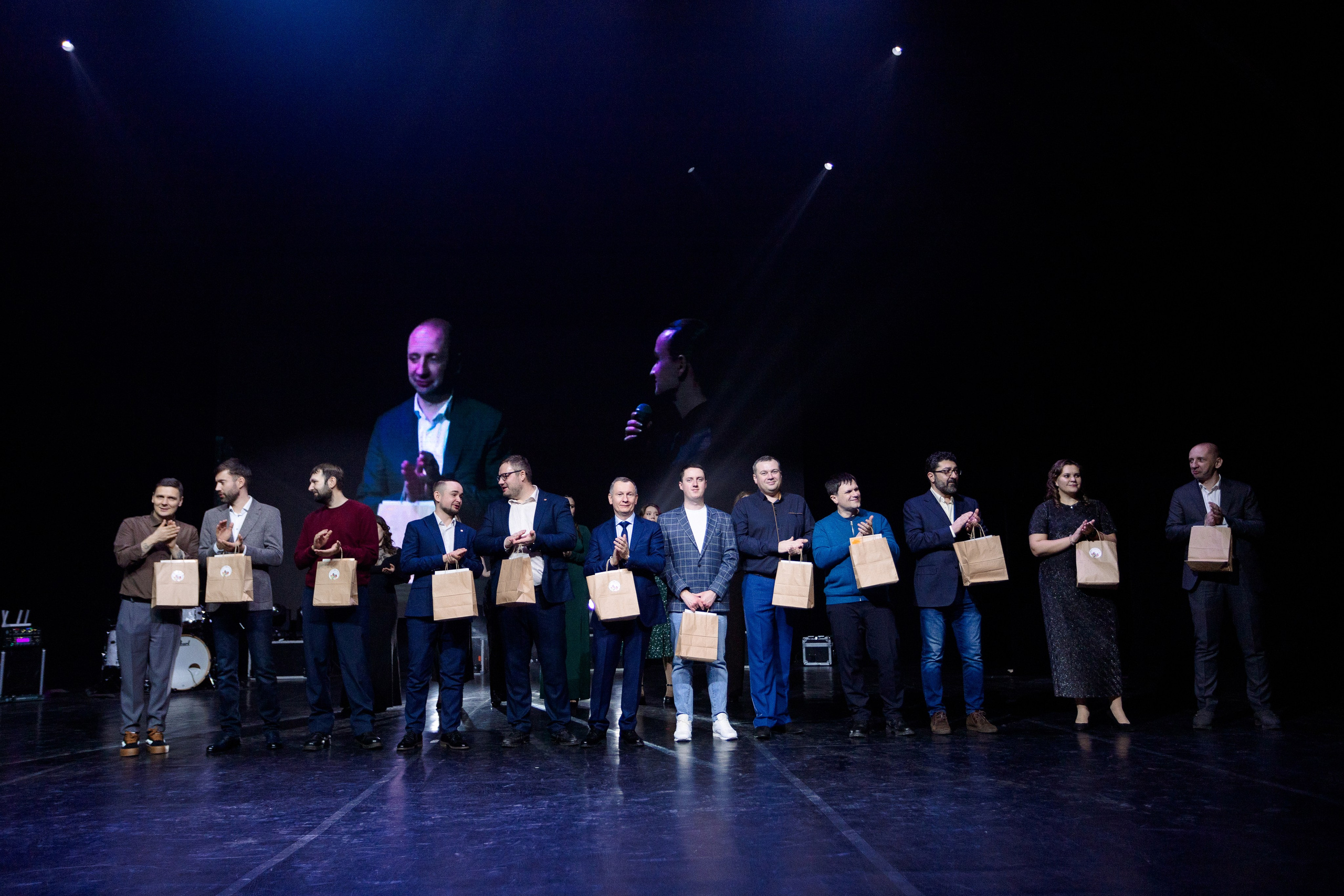 РЕПОРТАЖ: НОВЫЙ ГОД В ДК МЕТАЛЛУРГ. Профессиональный фотограф в Ижевске Леша Петров