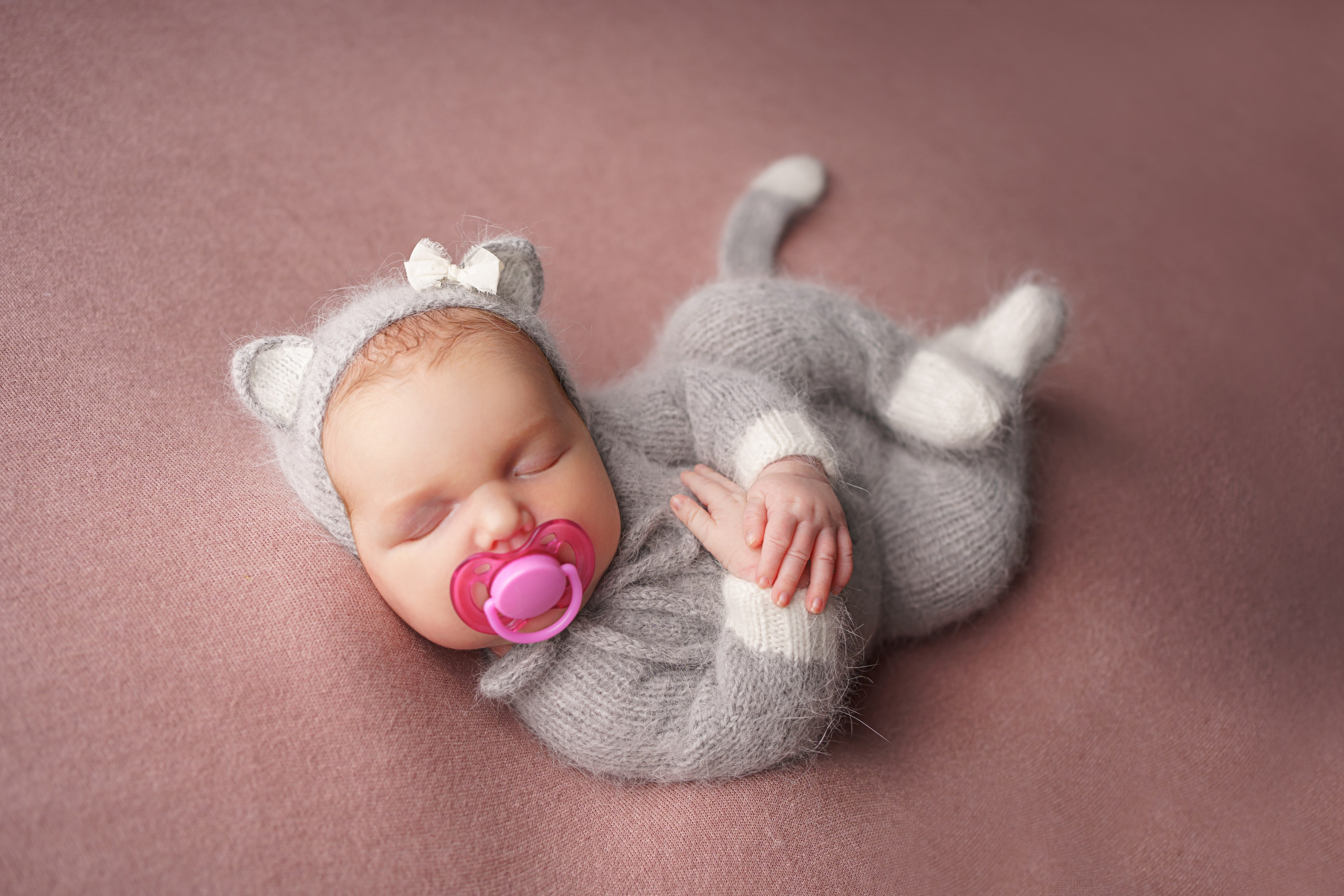 Всегда делаю два варианта фотографий - с пустышкой и без, фото на ретушь выбираете уже вы)