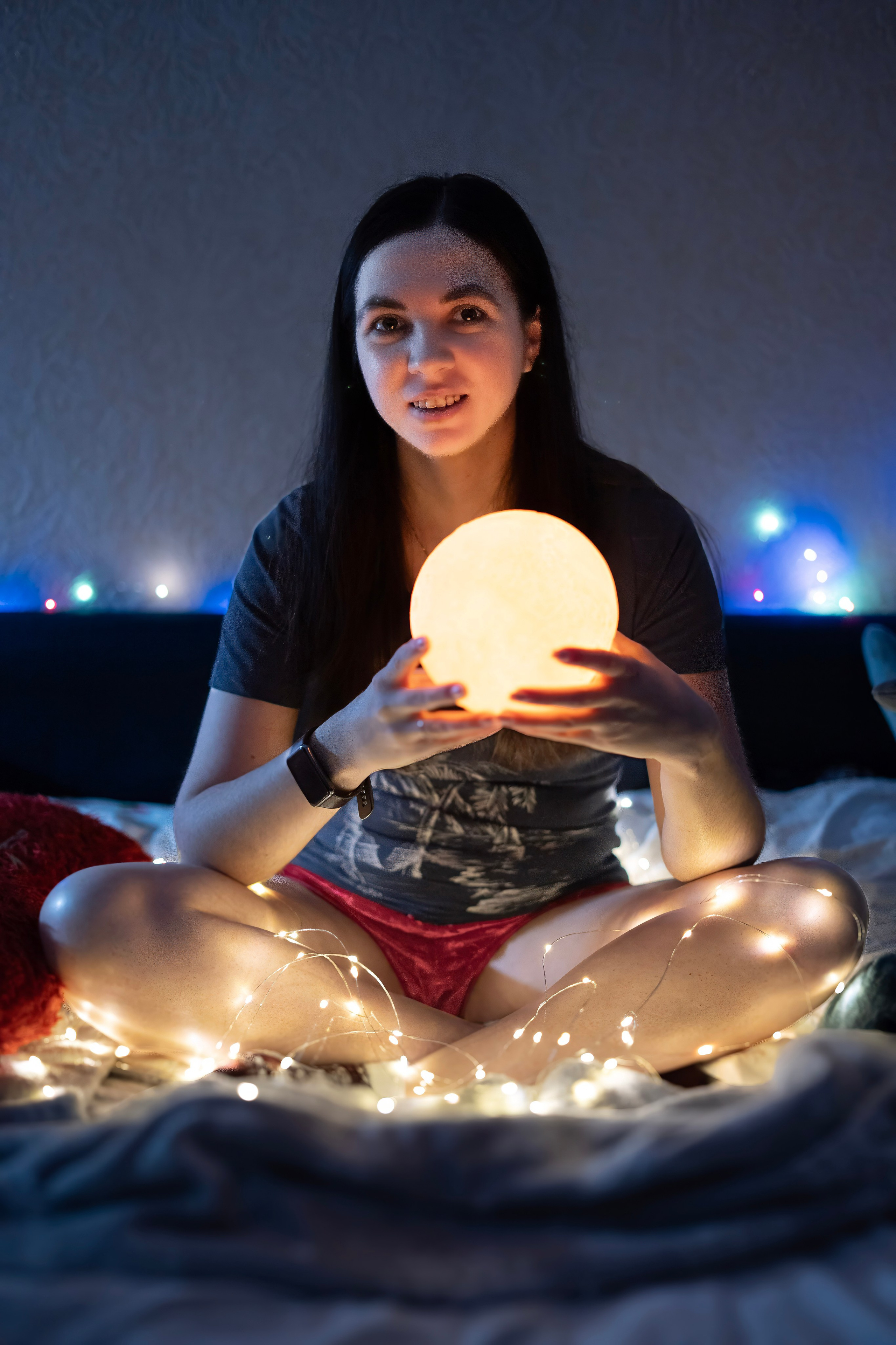 Фотосессия девушки дома с гирляндой