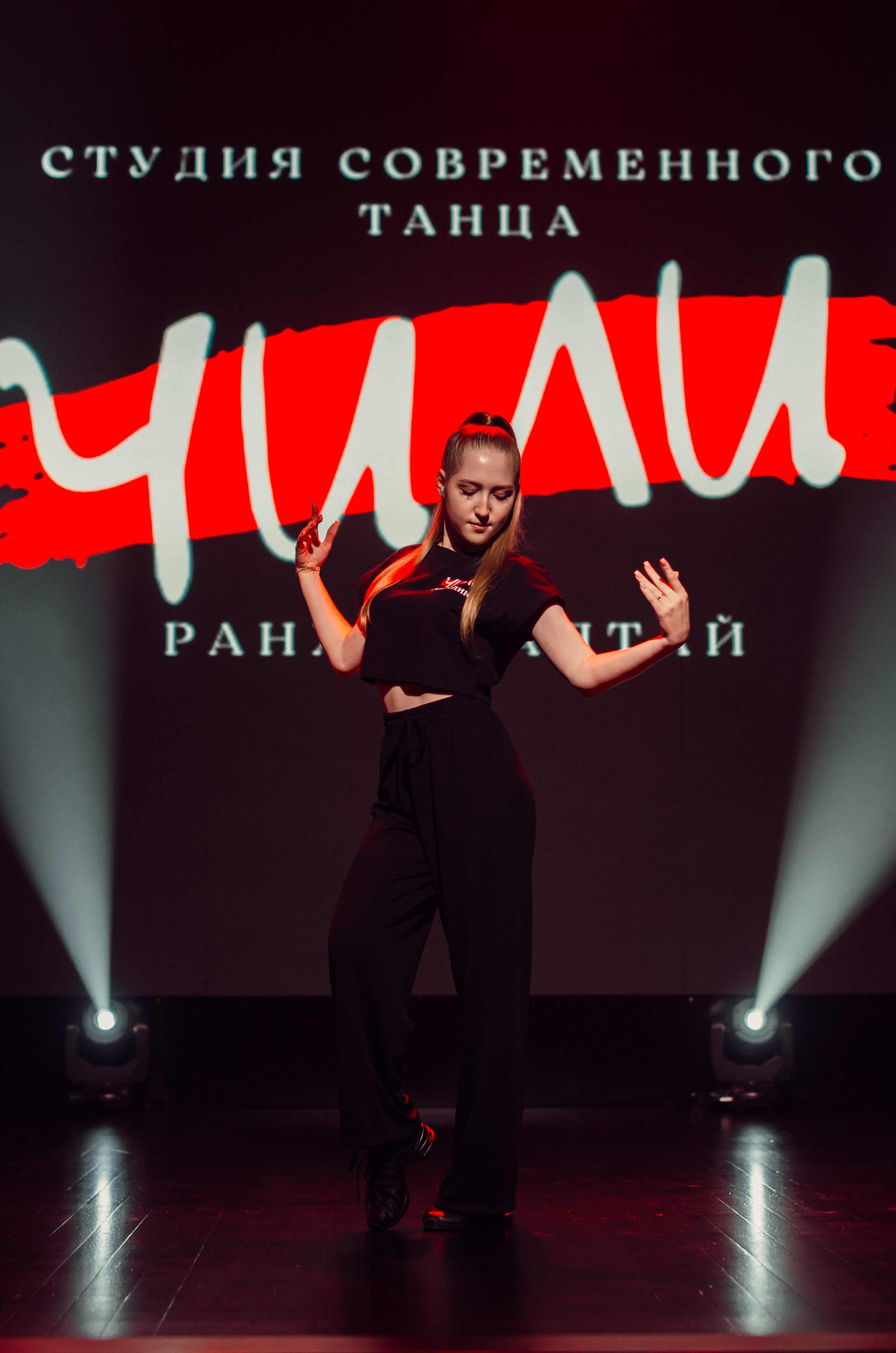 Групповая фотосъемка танцевального коллектива. Денисова Аля — фотограф для парных съемок и индивидуальных историй в Барнауле