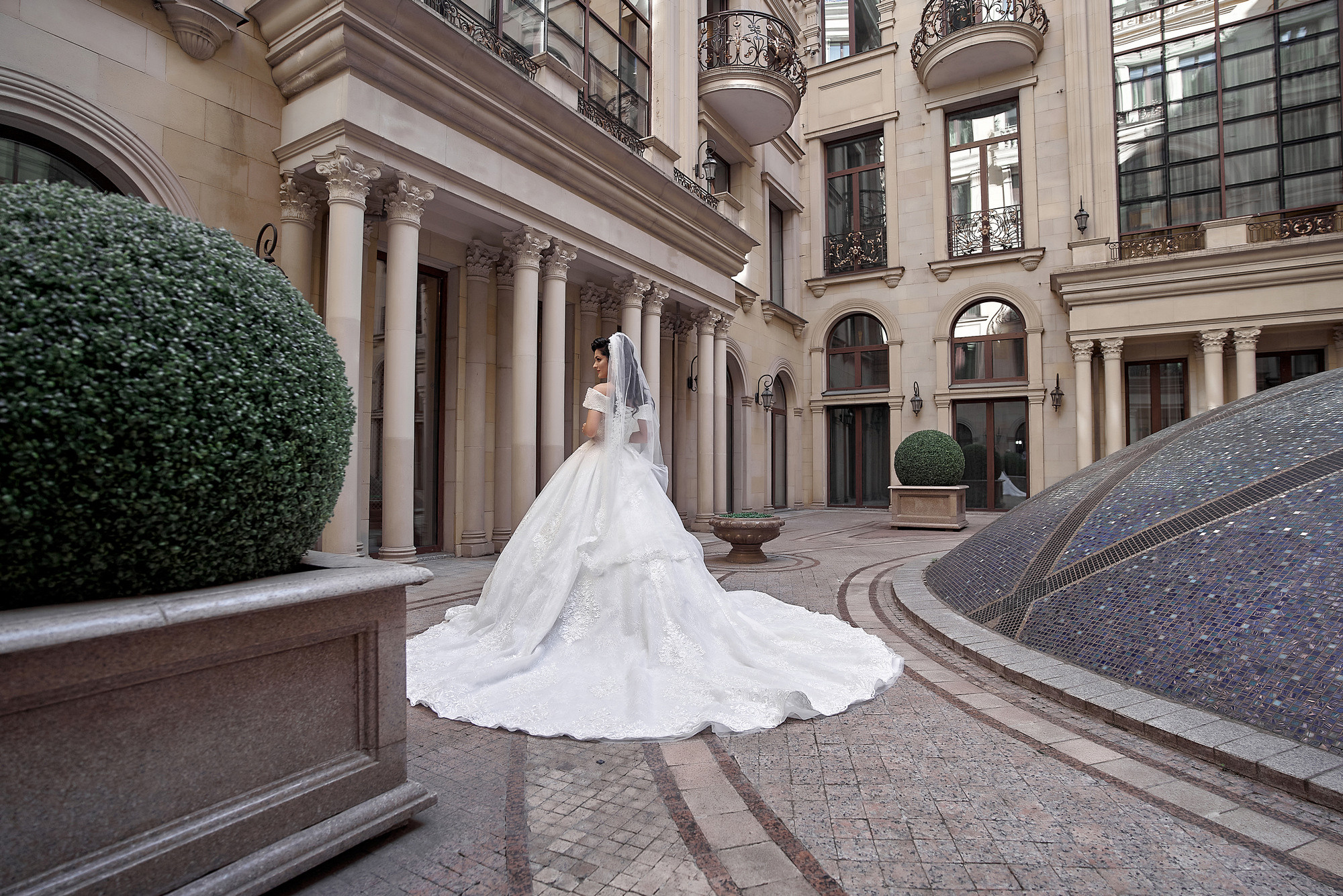 Невеста в платье со шлейфом. Свадебная фотосъемка в  отеле St.Regis. Свадебный фотограф в Москве  Сергей Гаварос. Инстаграм @gavaros