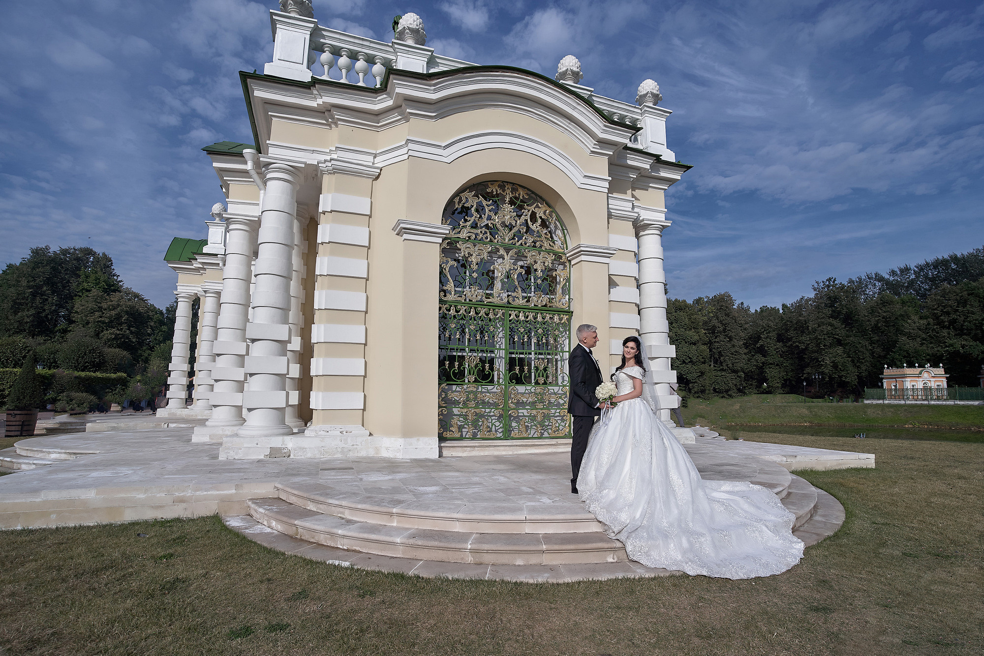 Свадебная фотосъемка в  усадьбе Кусково. Свадебный фотограф в Москве  Сергей Гаварос. Инстаграм @gavaros