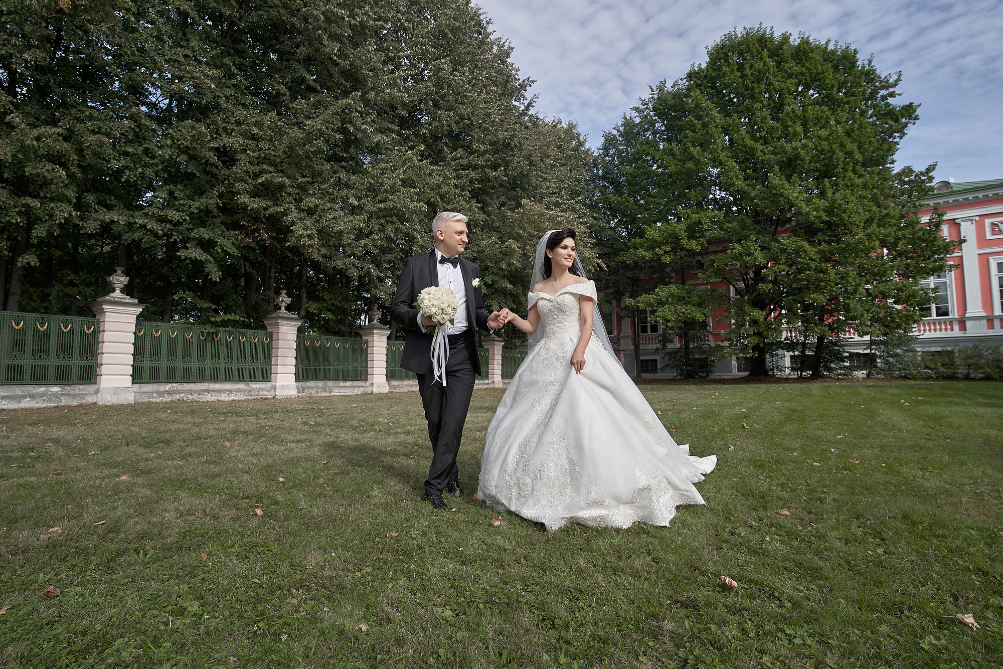 Свадебная фотосъемка в  усадьбе Кусково. Свадебный фотограф в Москве  Сергей Гаварос. Инстаграм @gavaros