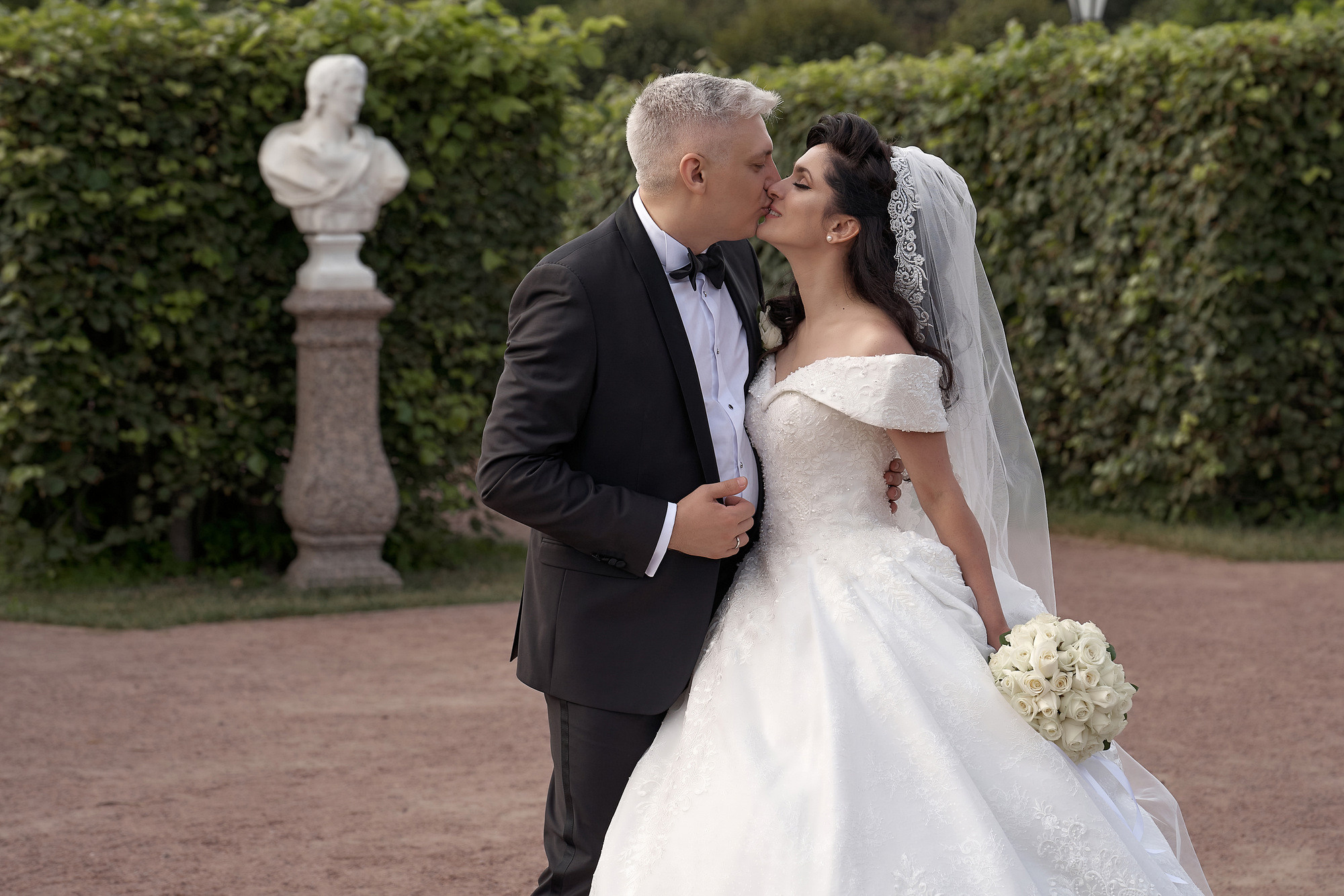 Свадебная фотосъемка в  усадьбе Кусково. Свадебный фотограф в Москве  Сергей Гаварос. Инстаграм @gavaros