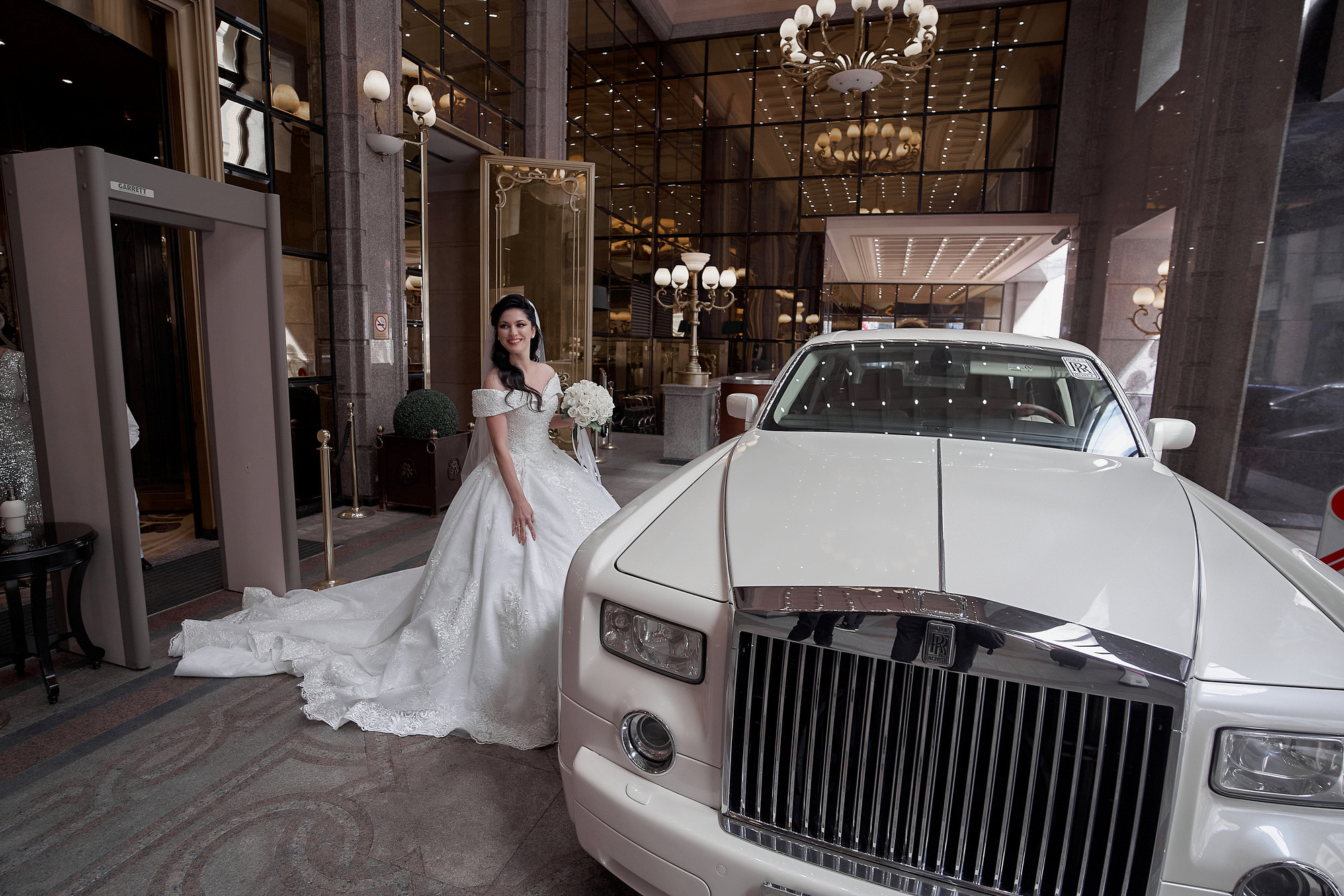 Свадебная фотосъемка в  отеле St.Regis. Роллс-ройс. Свадебный фотограф в Москве  Сергей Гаварос. Инстаграм @gavaros