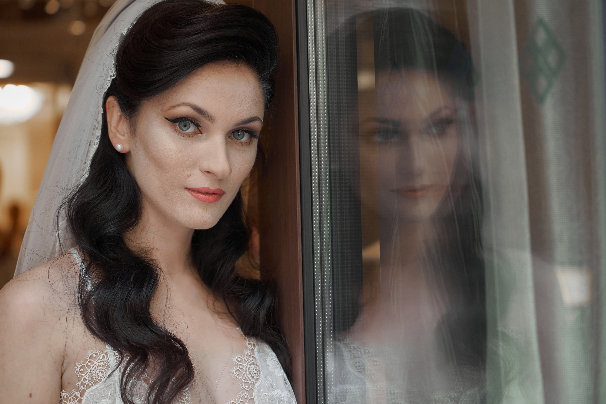 Портрет невесты с отражением в стекле. Свадебная фотосъемка в  отеле St.Regis. Свадебный фотограф в Москве  Сергей Гаварос. Инстаграм @gavaros