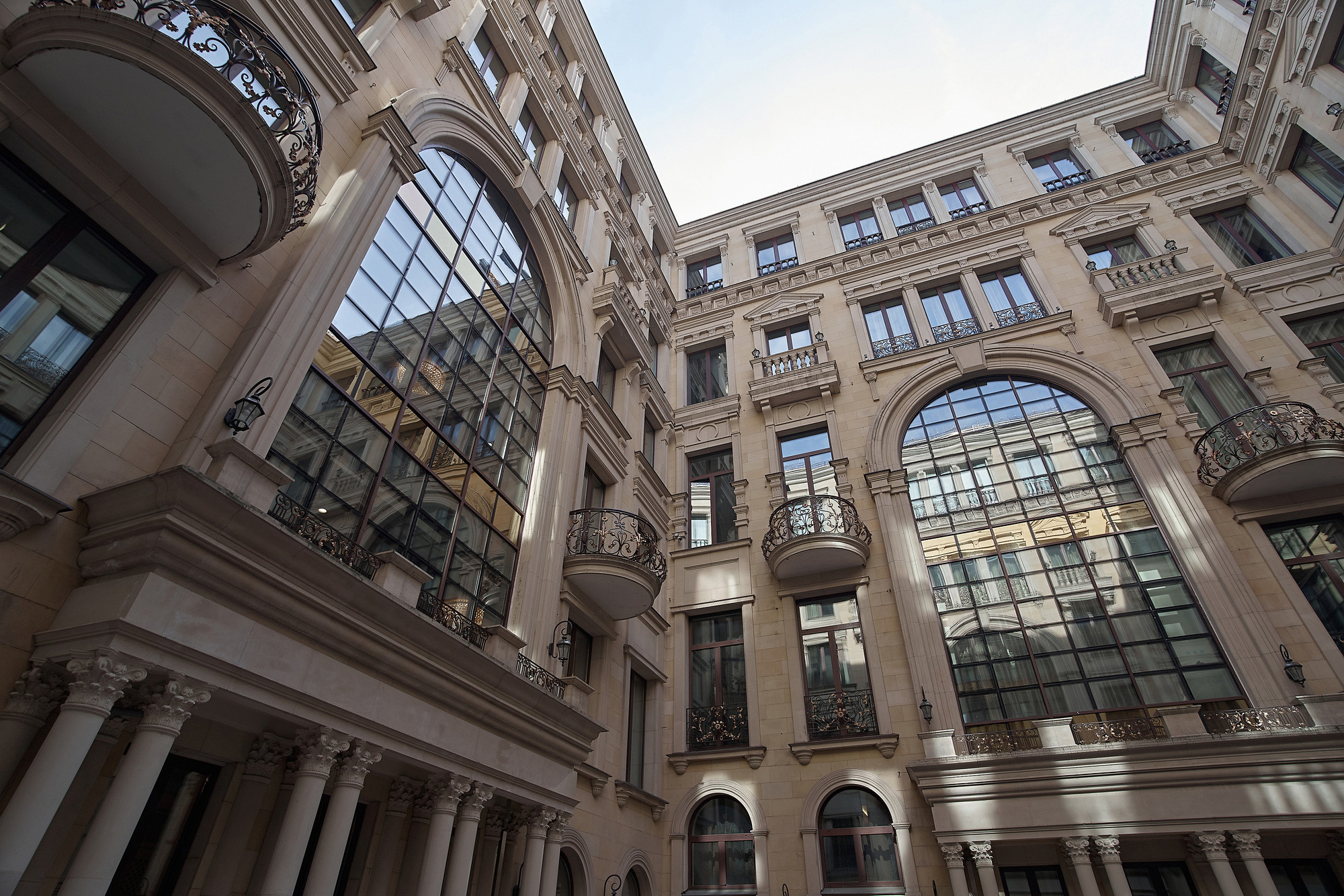 Общий вид отеля для утра невесты Свадебная фотосъемка в  отеле St.Regis. Свадебный фотограф в Москве  Сергей Гаварос. Инстаграм @gavaros