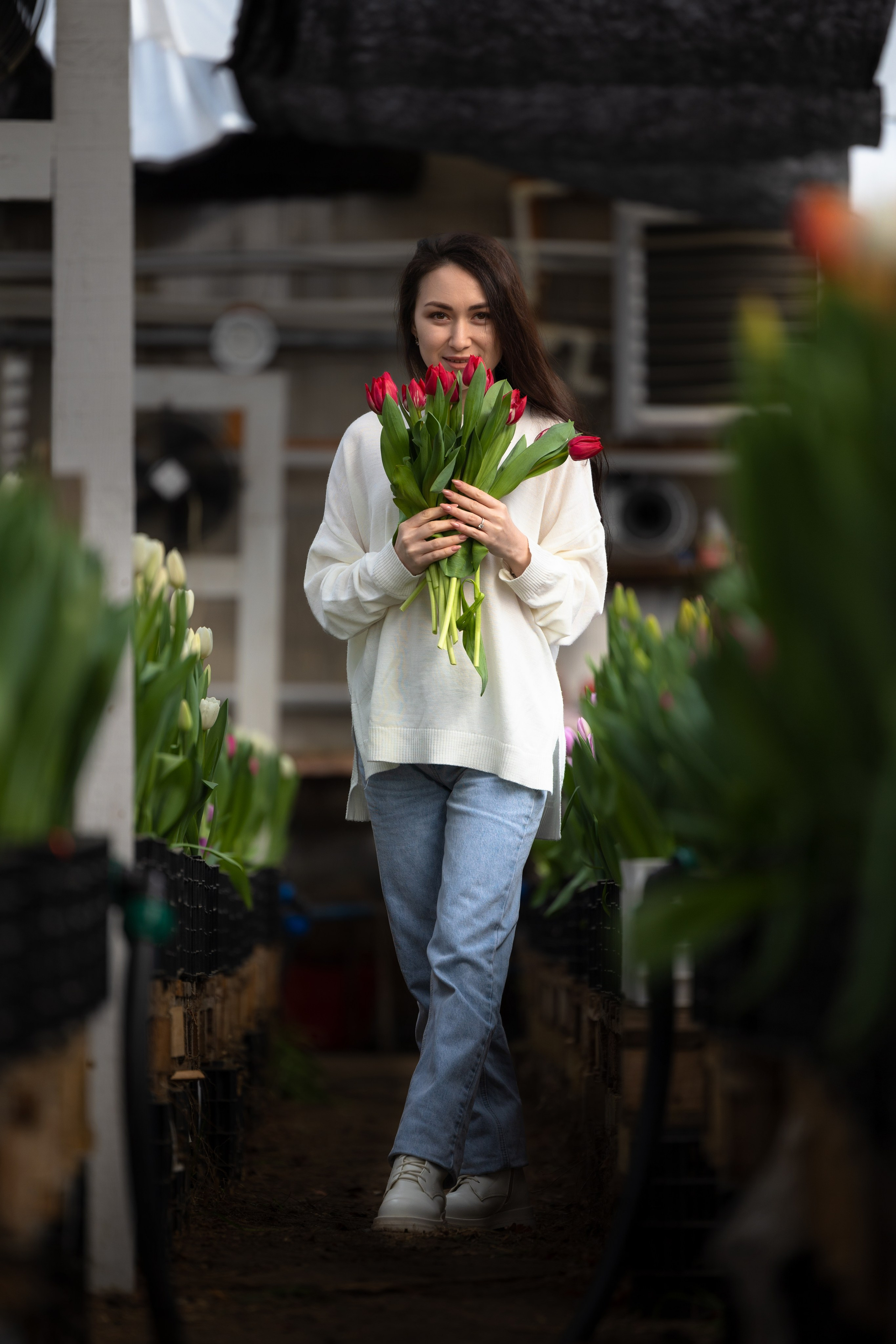Фотосессия в теплице с тюльпанами