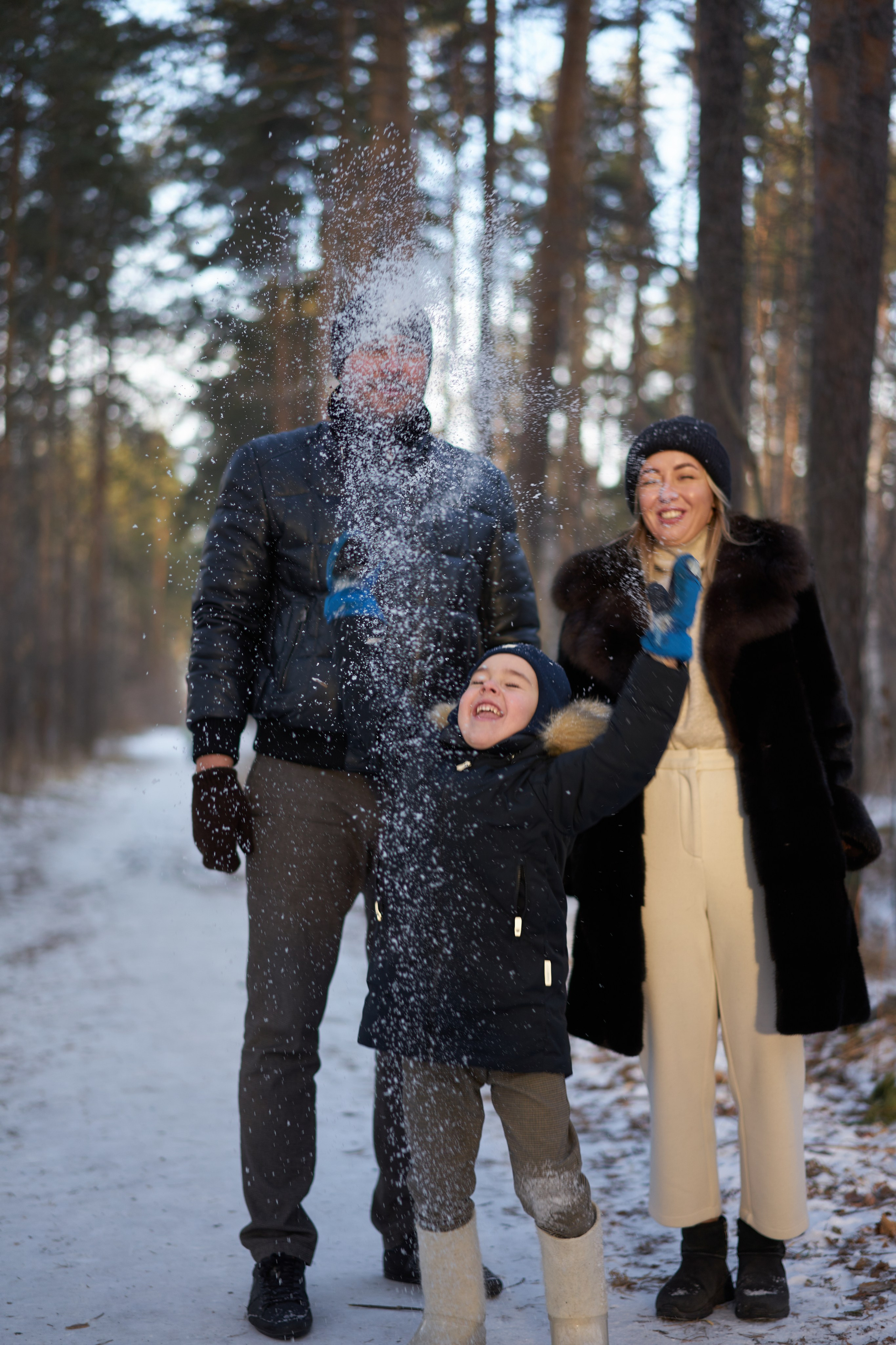 Семейная фотосессия зимой в лесу. Фотограф Екатеринбург Кокшарова Александра
