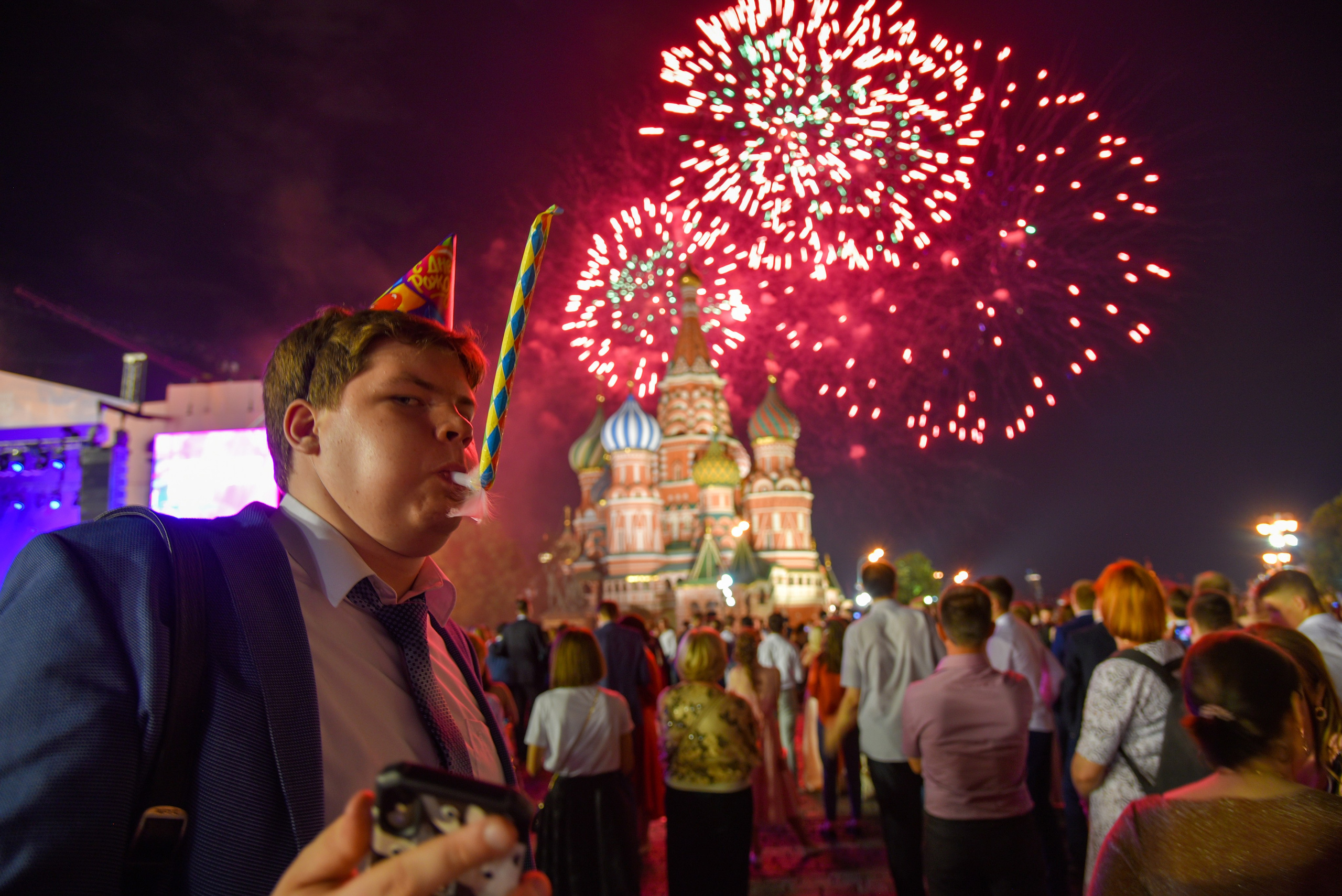 Россия. Москва. Празднование выпускного на Красной площади / Москва 24