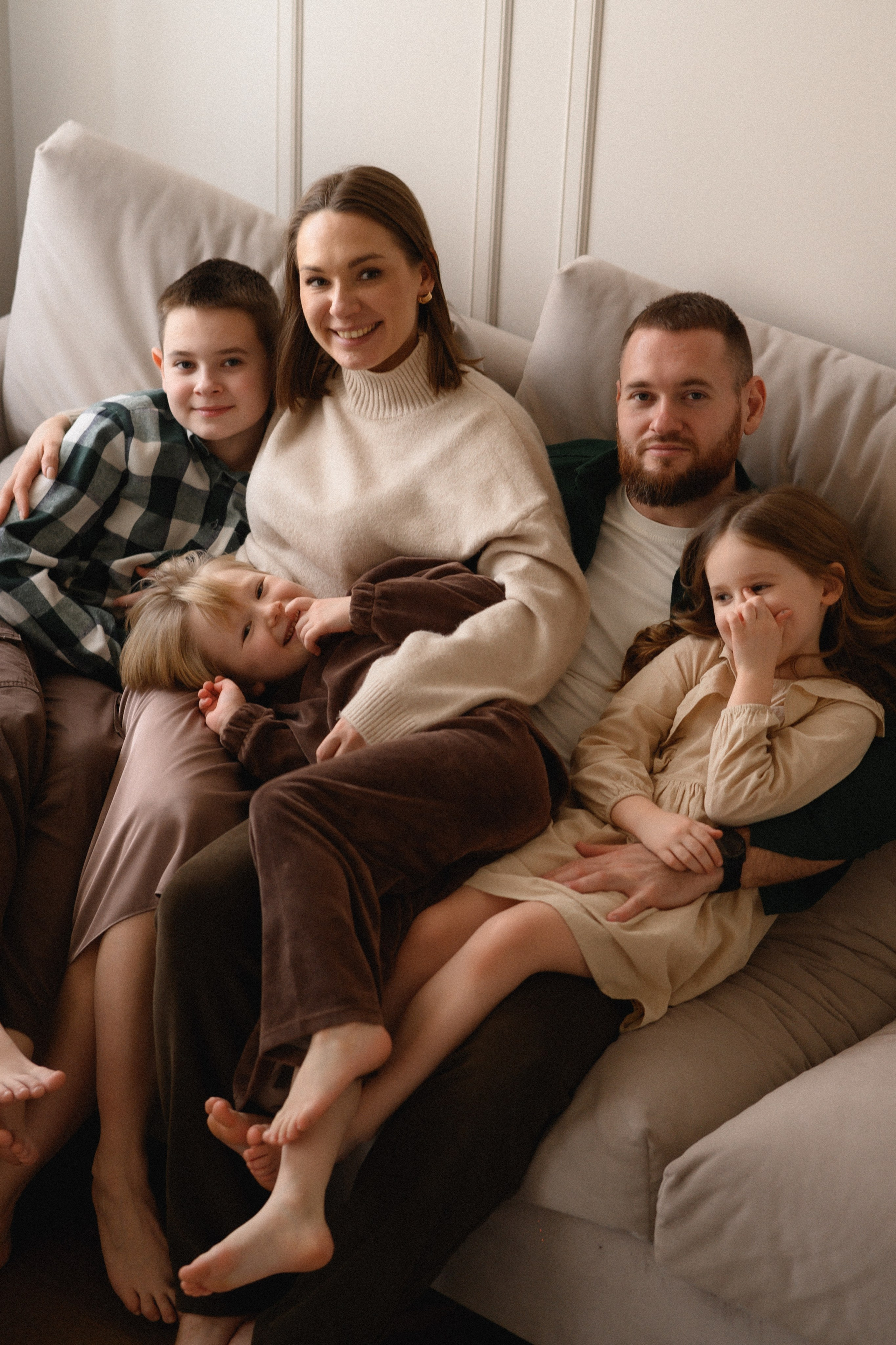 Валентин, Ирина, Евсей, Кира и Агата дома. Семейный и свадебный lifestyle-фотограф в Москве Мария Петрова