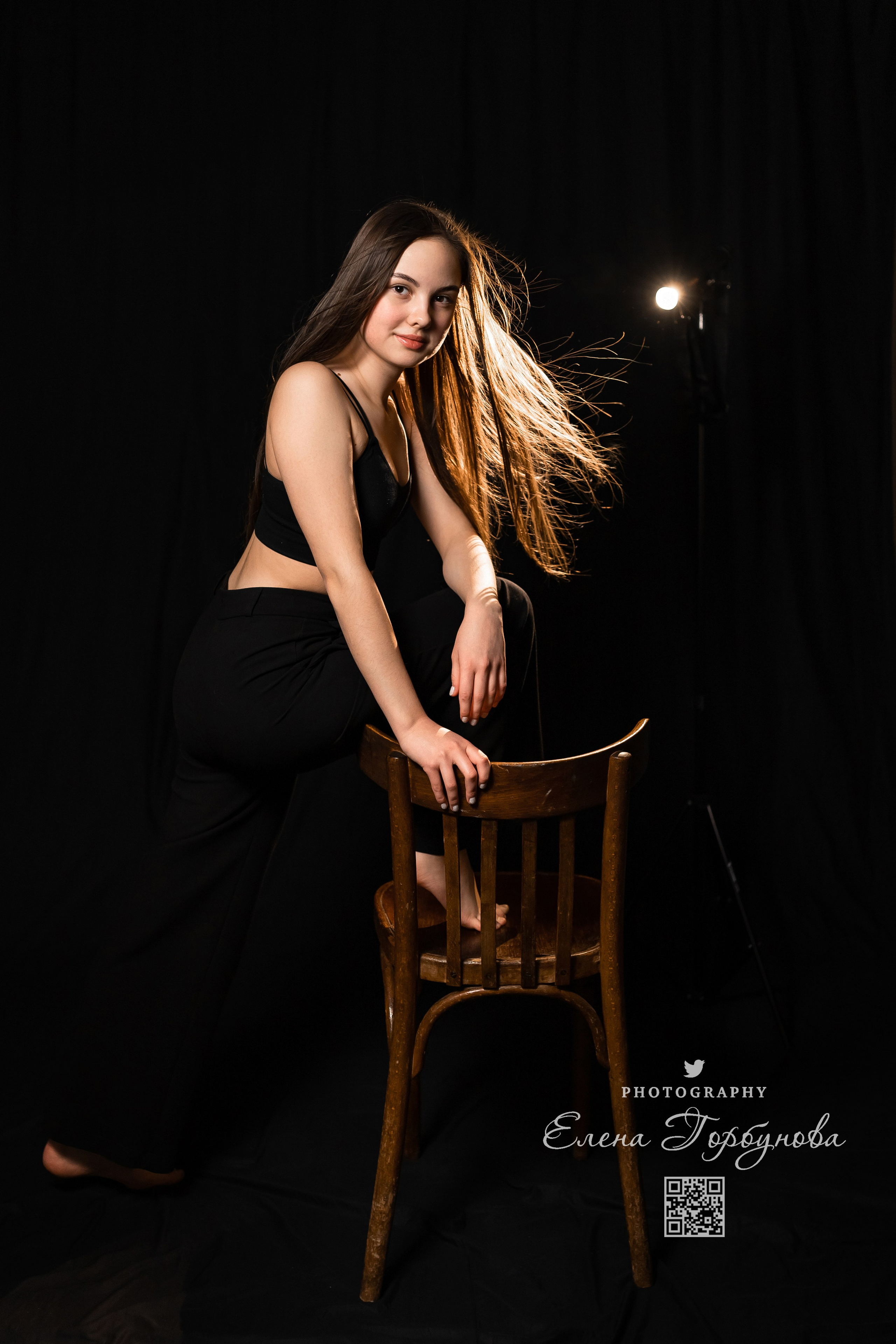 Моя студия. Полина и стул. Январь 2024. Фотограф Пермь. Свадьбы. Семья и дети, школа, д. сад. Фотокниги