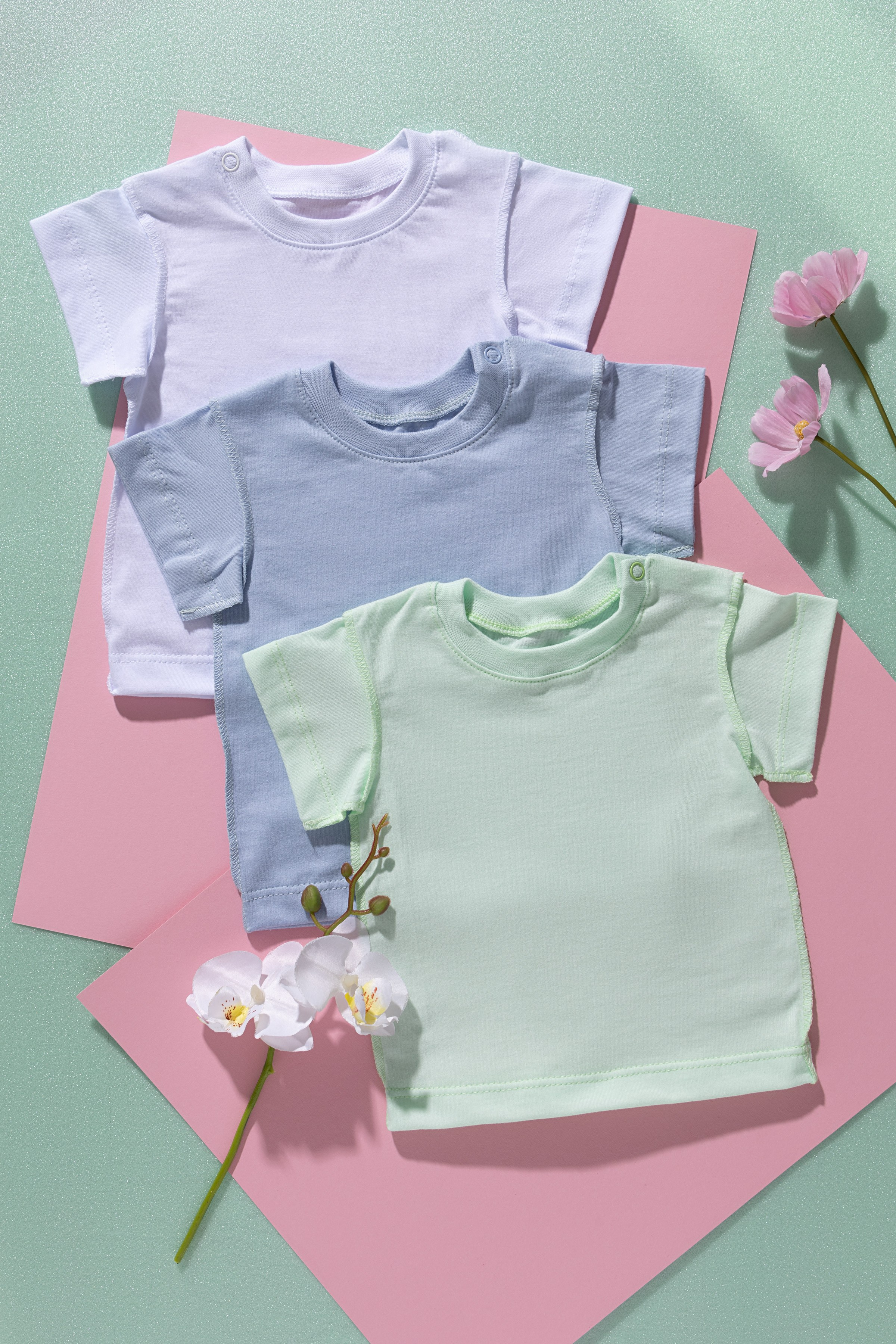 Детская одежда в раскладке на цветном фоне | Съемка для каталога детских товаров