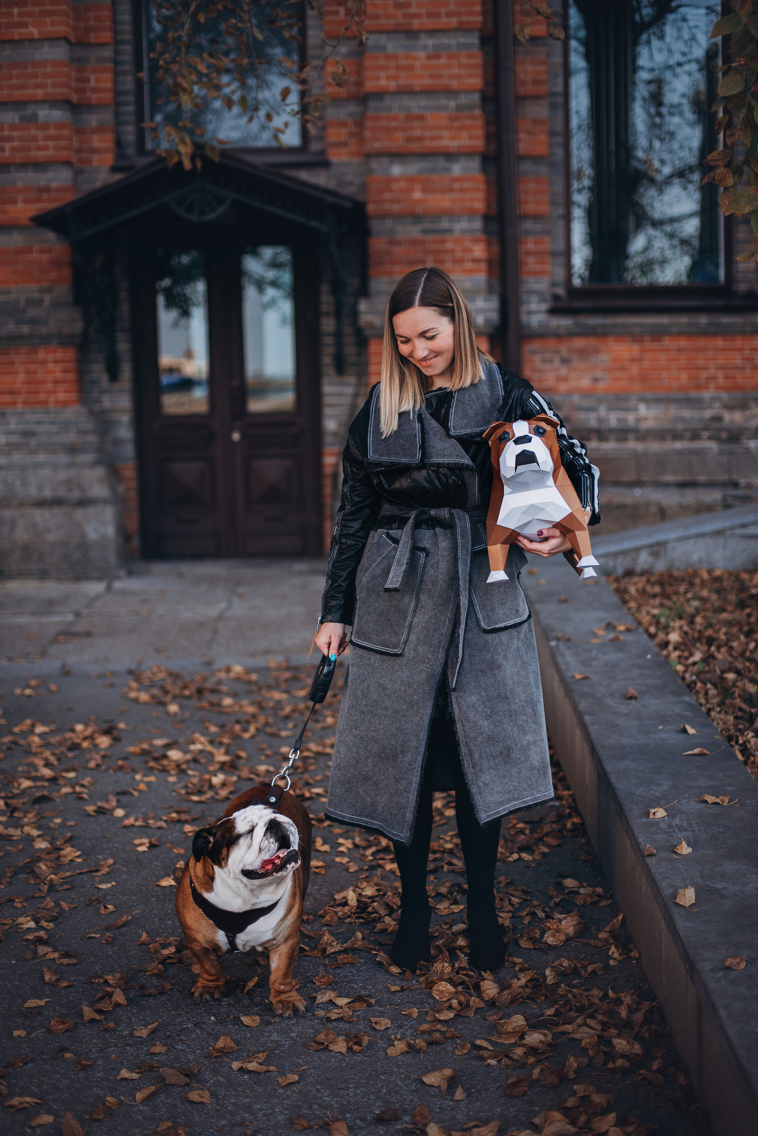 Рассвет в городе: бульдог Роберт и Юля. Портфолио