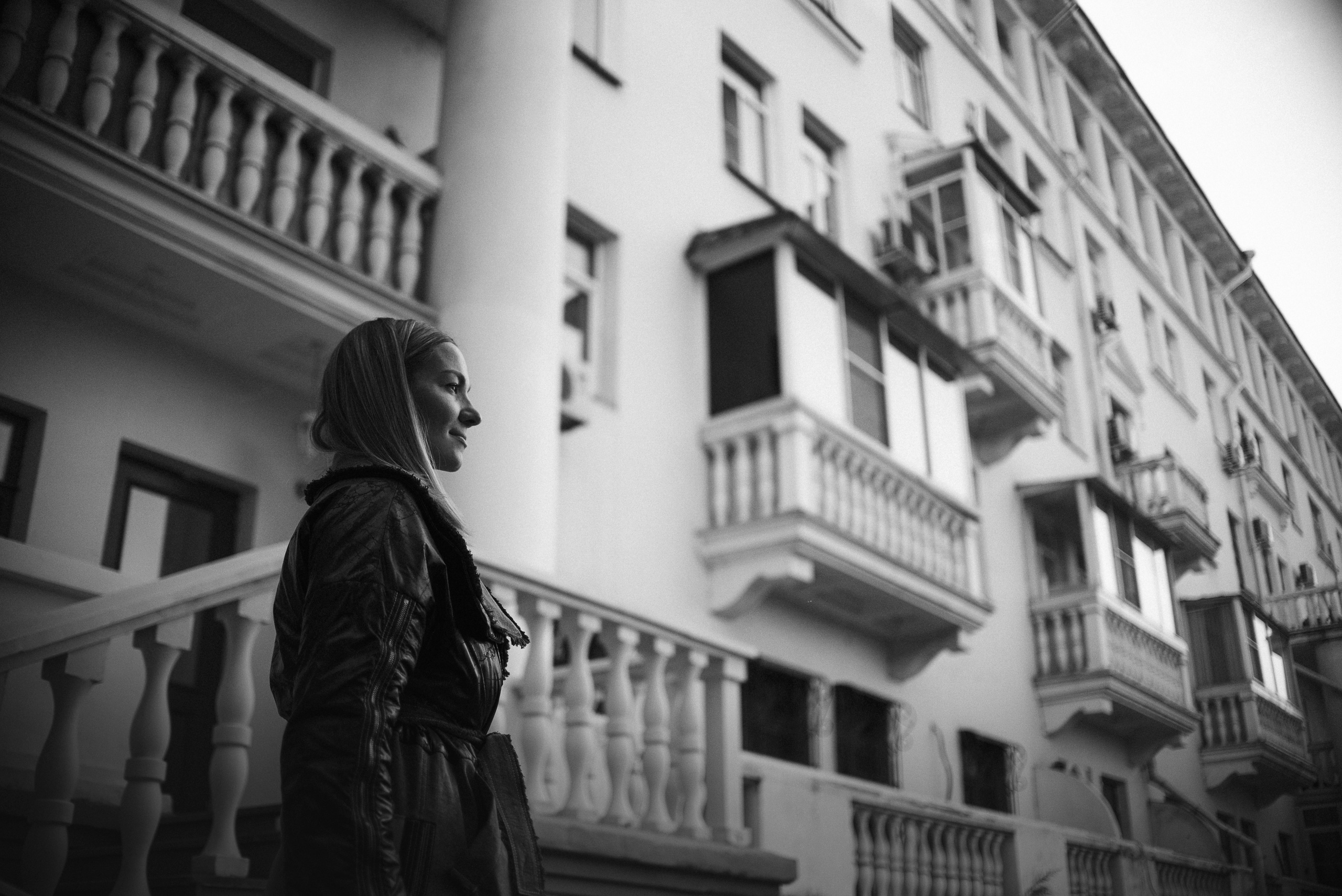 Рассвет в городе: бульдог Роберт и Юля. Портфолио