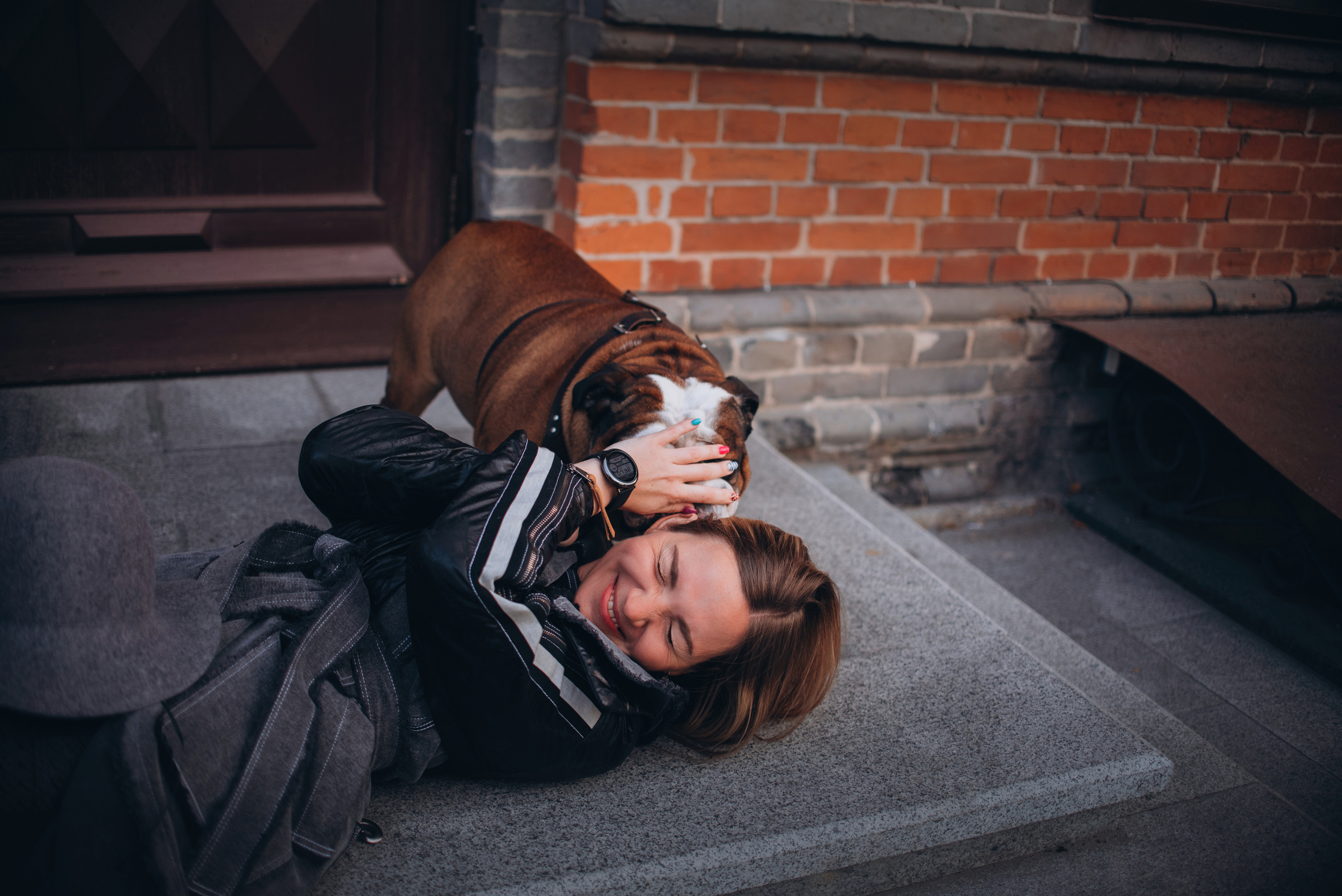 Рассвет в городе: бульдог Роберт и Юля. Портфолио