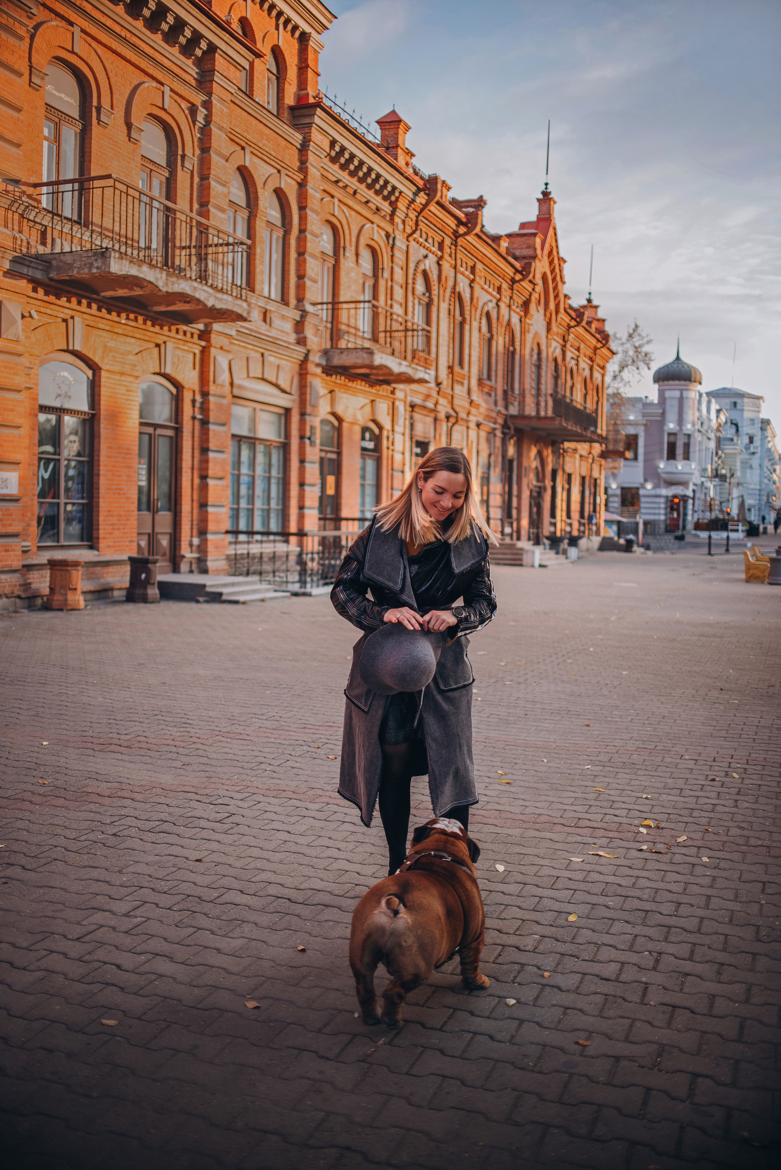 Рассвет в городе: бульдог Роберт и Юля. Портфолио