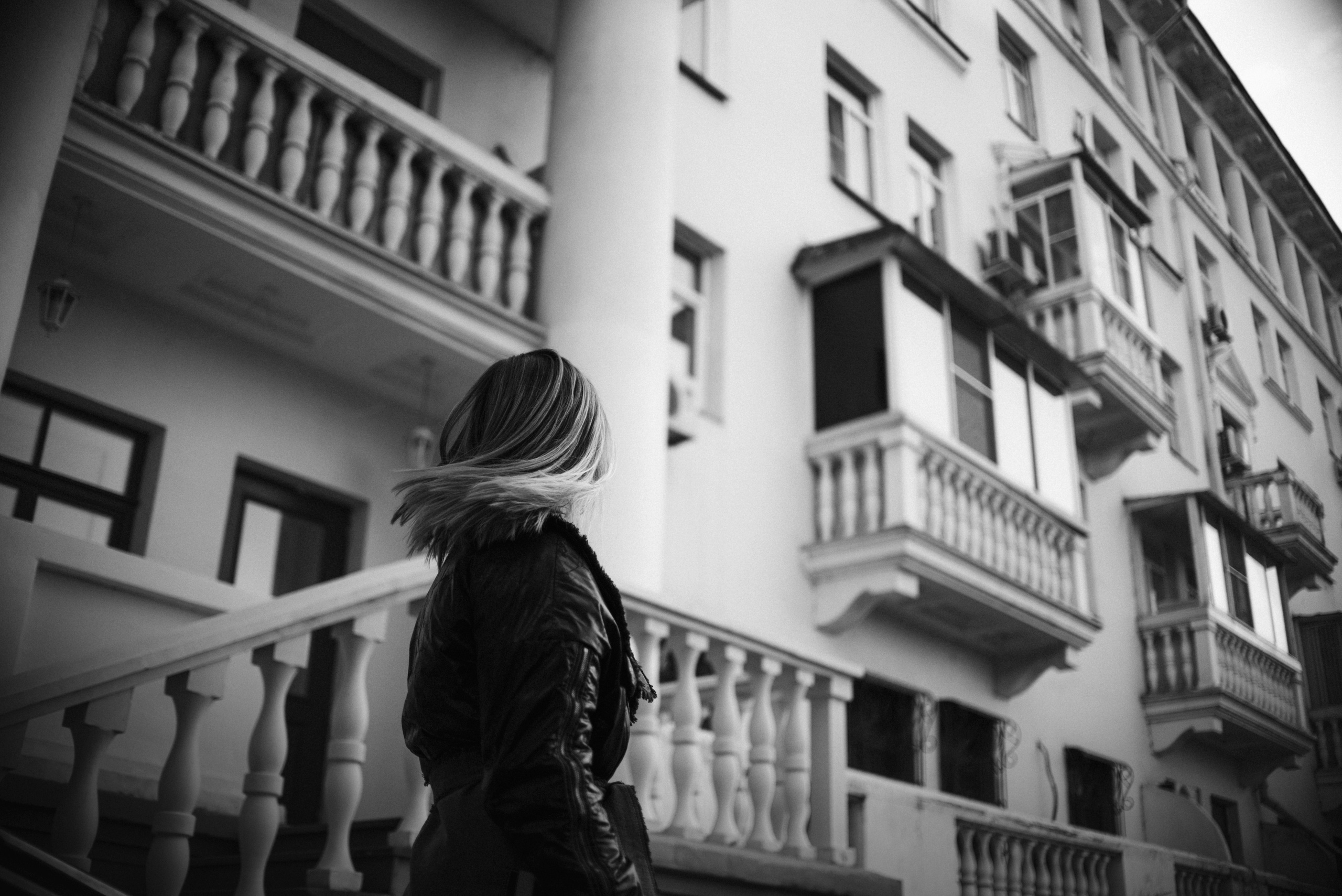 Рассвет в городе: бульдог Роберт и Юля. Портфолио