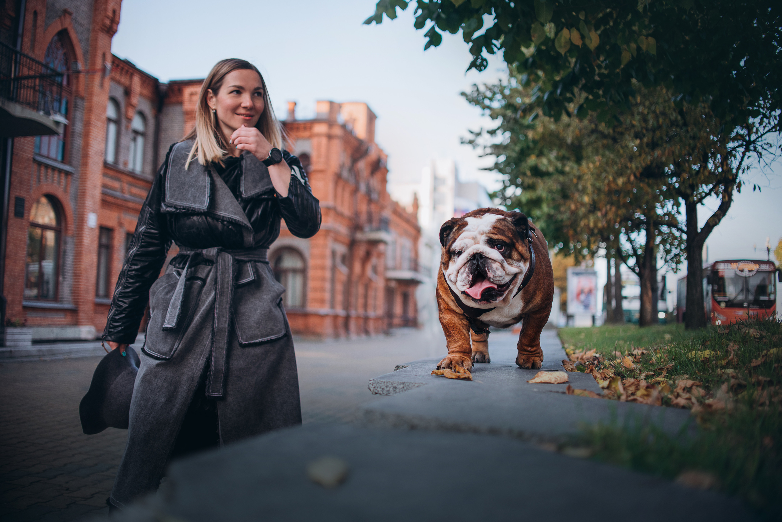 Рассвет в городе: бульдог Роберт и Юля. Портфолио
