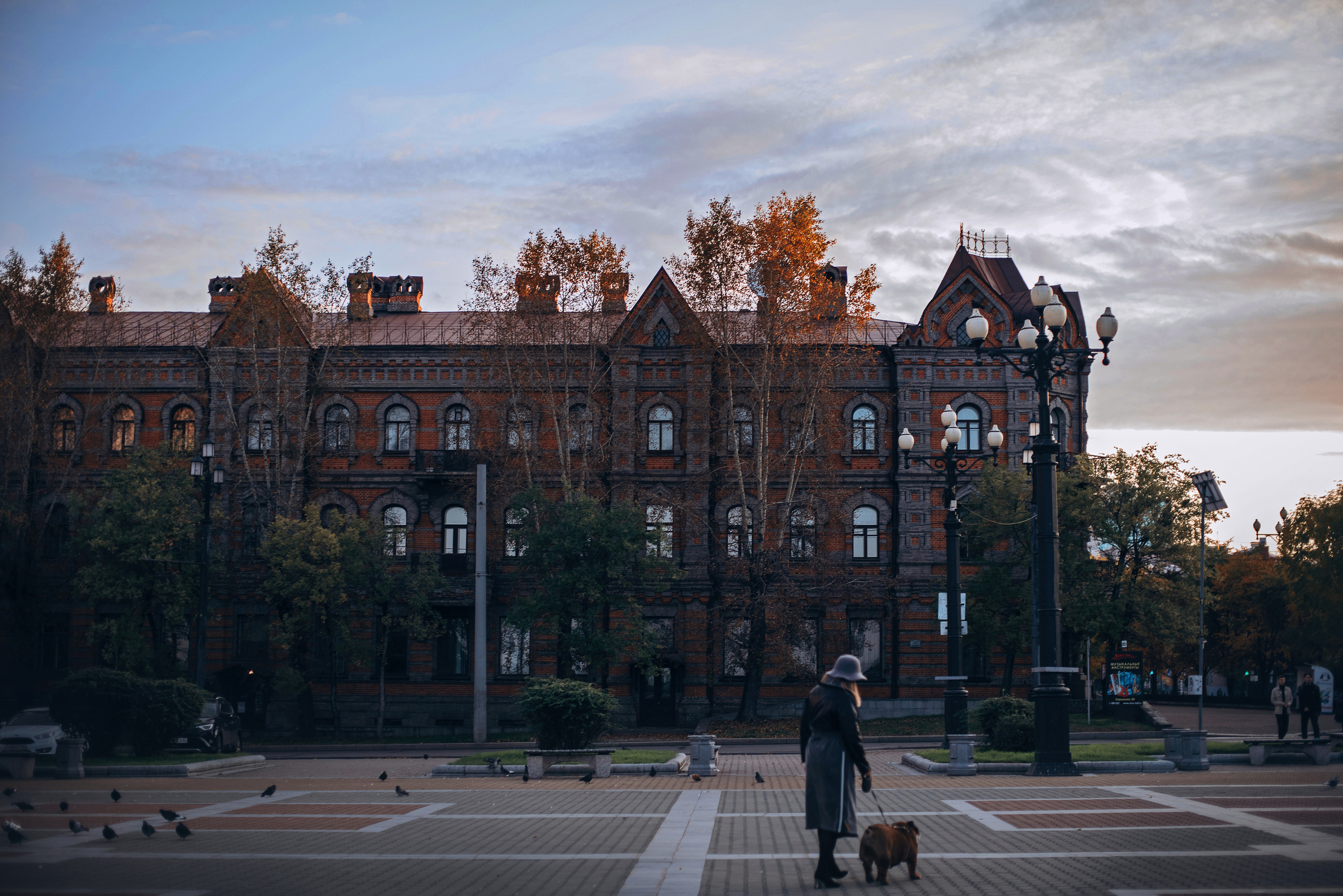 Рассвет в городе: бульдог Роберт и Юля. Портфолио