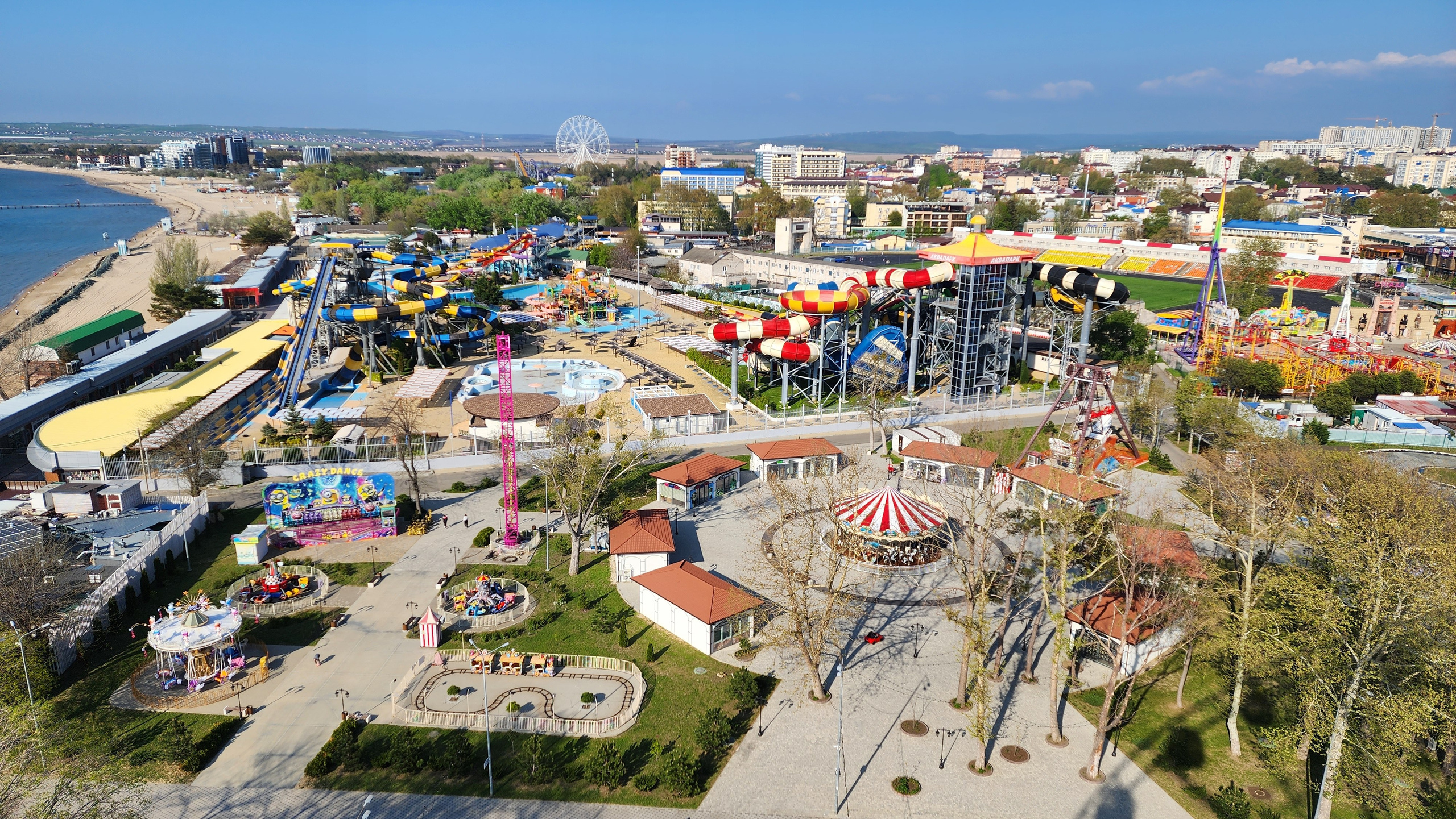 2025-04-24 Анапа: Колесо обозрения. Собор Отрасли