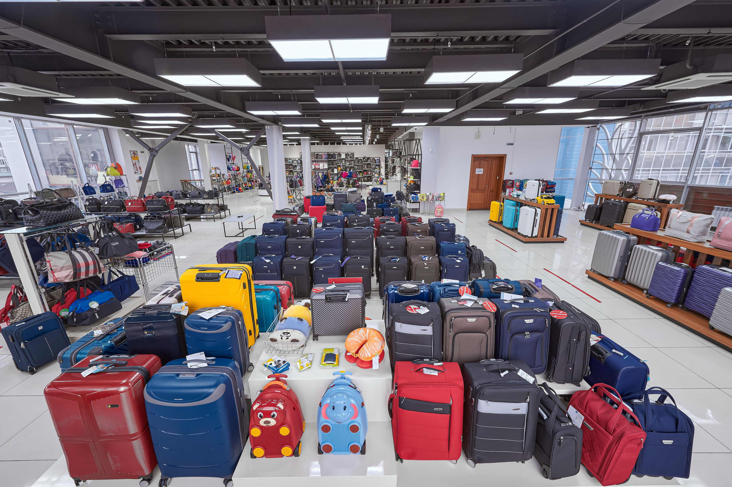 Портфолио по интерьерной и экстерьерной фотосъёмки: Мир сумок — Левый берег. Фотограф Яковлев Роман — Красноярск