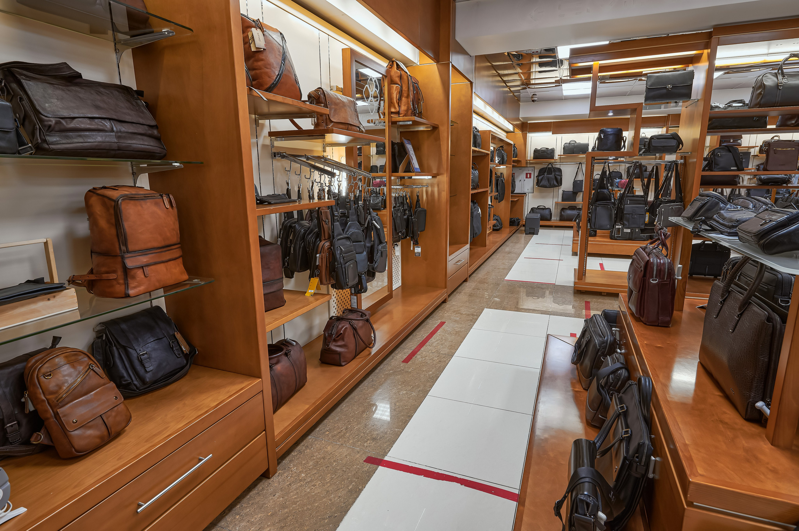 Портфолио по интерьерной и экстерьерной фотосъёмки: Мир Сумок — Правый берег. Фотограф Яковлев Роман — Красноярск