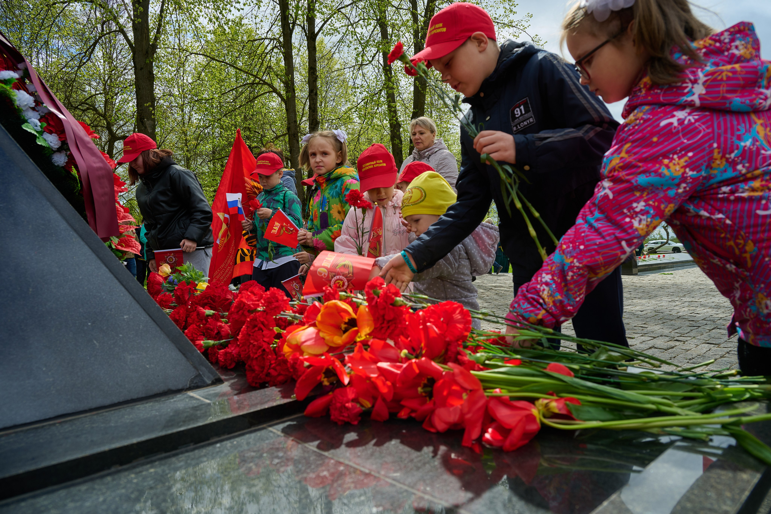 Памяти подвигу Кремлевских курсантов. Ярополец. Фотограф Роман Адлер